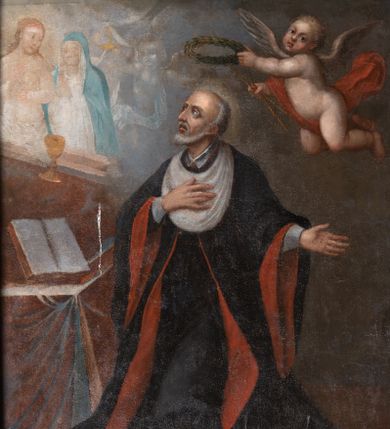 Zdjęcie nr 1: Obraz w kształcie stojącego prostokąta ujęty, profilowaną, rzeźbioną, złoconą i srebrzoną ramą zdobioną motywem puklowania i liśćmi akantu w narożach, zamkniętą nadwieszonym łukiem półkolistym. W centrum przedstawienie klęczącego św. Jana Kantego w trzech czwartych zwróconego w prawo, z delikatnie uniesioną głową. Szczupłą twarz charakteryzują delikatne, wyraziste rysy z krótkim, siwym zarostem. Włosy świętego są krótkie, z wydatną łysiną. Prawa ręka spoczywa na piersi, lewa odchylona w bok. Święty Jan Kanty ubrany jest w czarną togę profesorską z czerwonym podbiciem, spod której widoczny jest biały kołnierzyk. Na piersi opada biała pelerynka. Tuż przed nim, na ziemi leży biała lilia. Przed nim stół nakryty draperią, na którym ustawiona otwarta księga, powyżej, pośród obłoków i postaci aniołków ukazani w półpostaci Chrystus i Maria z dłońmi złożonymi w geście modlitwy, przed którymi stoi kielich. Nad głową świętego unosi się nagie putto częściowo przesłonięte czerwoną szatą, trzymające wieniec laurowy oraz parę skrzyżowanych bereł z godła herbu Uniwersytetu Jagiellońskiego. Kolorystyka ciemna, brunatna, postacie wydobyte światłocieniem.