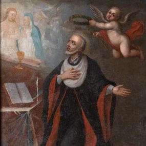 Zdjęcie nr 1: Obraz w kształcie stojącego prostokąta ujęty, profilowaną, rzeźbioną, złoconą i srebrzoną ramą zdobioną motywem puklowania i liśćmi akantu w narożach, zamkniętą nadwieszonym łukiem półkolistym. W centrum przedstawienie klęczącego św. Jana Kantego w trzech czwartych zwróconego w prawo, z delikatnie uniesioną głową. Szczupłą twarz charakteryzują delikatne, wyraziste rysy z krótkim, siwym zarostem. Włosy świętego są krótkie, z wydatną łysiną. Prawa ręka spoczywa na piersi, lewa odchylona w bok. Święty Jan Kanty ubrany jest w czarną togę profesorską z czerwonym podbiciem, spod której widoczny jest biały kołnierzyk. Na piersi opada biała pelerynka. Tuż przed nim, na ziemi leży biała lilia. Przed nim stół nakryty draperią, na którym ustawiona otwarta księga, powyżej, pośród obłoków i postaci aniołków ukazani w półpostaci Chrystus i Maria z dłońmi złożonymi w geście modlitwy, przed którymi stoi kielich. Nad głową świętego unosi się nagie putto częściowo przesłonięte czerwoną szatą, trzymające wieniec laurowy oraz parę skrzyżowanych bereł z godła herbu Uniwersytetu Jagiellońskiego. Kolorystyka ciemna, brunatna, postacie wydobyte światłocieniem.