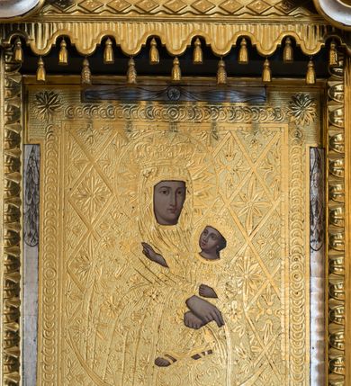 Zdjęcie nr 4: Ołtarz architektoniczny, jednokondygnacyjny, jednoosiowy, ze zwieńczeniem. Ołtarz drewniany, sarkofagowy, z dostawionym prostokątnym, drewnianym antepedium. Pole antepedium zdobione dekoracją polichromowaną na błękitnym tle, z formą kartusza z monogramem maryjnym pośrodku, ujętym ornamentyką akantową oraz parą aniołków. Retabulum na zdwojonym cokole o zryzalitowanych, lekko ukośnie ustawionych bokach, ujęte dwoma parami pilastrów i parą kolumn korynckich o żłobkowanych trzonach, wspierających wyłamujące się ponad nimi, przerwane w partii architrawu i fryzu belkowanie z silnie wysuniętym gzymsem. Zwieńczenie w formie stojącego prostokąta ujętego po bokach parą spływów wolutowych, zamknięte parą przeciwstawnie ustawionych, stykających się wolut. Szczyt w formie okrągłej, ażurowej, promienistej glorii z monogramem maryjnym. Zwieńczenie flankowane przerwanym wolutowym przyczółkiem oraz parą wazonów. Pola boczne cokołu retabulum zdobione motywem wydłużonych rozet. W polu środkowym trójdzielna płycina w kształcie leżącego prostokąta, z wizerunkiem Matki Boskiej Ostrobramskiej oraz napisem „MATKO MIŁO/SIERDZIA / PRZYJMIJ / NASZE / CIERPIENIA / 1994 / + BŁOGO/SŁAWIENI / MIŁO/SIERNI”.  Retabulum ujęte parą ażurowych, akantowych uszaków z wplecionym motywem liści laurowych. W dolnej partii środkowej części retabulum płycina o fantazyjnym wykroju z inskrypcją „Fondatorowie Ułtarza / Woyciech y Agniszka z Łopatów Mrowczeńscy / dnia 5go Listopada 1827”.  W górnej części zamknięta korona z podwieszoną parą wolut w formie stylizowanej wici roślinnej. W dolnej partii wnęki retabulum wazon z wolutowo kształtującymi się wiciami akantowymi, u góry motyw lambrekinu. Części fryzu retabulum zdobione rozetami. W partii gzymsu ornament kostkowy. Spływy wolutowe zwieńczenia zdobione grzebieniem rocaille&#039;owym oraz gałązką laurową. W górnej partii zwieńczenia motyw dwóch gałązek różanych. Całość flankowana parą wazonów z kwiatem lilii. Pole środkowe w formie wnęki w kształcie stojącego prostokąta zamkniętego łukiem wycinkowym uskokowym, nadwieszonym, ujęte profilowaną złoconą i srebrzoną ramą. Wewnątrz obraz Matki Boskiej Szkaplerznej.  W zwieńczeniu pole w kształcie trapezu o wklęsłych ramionach i podstawie, zamkniętego łukiem kotarowym, ujęte profilowaną, srebrzoną ramą. Wewnątrz obraz św. Agnieszki. Na przerwanym przyczółku para klęczących aniołków. 
Struktura polichromowana w odcieniu ciemnego turkusu. Detal architektoniczny i ornamentyka złocone oraz srebrzone. 