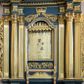 Zdjęcie nr 1: Ołtarz architektoniczny, jednokondygnacyjny, jednoosiowy, ze zwieńczeniem. Ołtarz drewniany, sarkofagowy, z dostawionym prostokątnym, drewnianym antepedium. Pole antepedium zdobione dekoracją polichromowaną na błękitnym tle, z formą kartusza z monogramem maryjnym pośrodku, ujętym ornamentyką akantową oraz parą aniołków. Retabulum na zdwojonym cokole o zryzalitowanych, lekko ukośnie ustawionych bokach, ujęte dwoma parami pilastrów i parą kolumn korynckich o żłobkowanych trzonach, wspierających wyłamujące się ponad nimi, przerwane w partii architrawu i fryzu belkowanie z silnie wysuniętym gzymsem. Zwieńczenie w formie stojącego prostokąta ujętego po bokach parą spływów wolutowych, zamknięte parą przeciwstawnie ustawionych, stykających się wolut. Szczyt w formie okrągłej, ażurowej, promienistej glorii z monogramem maryjnym. Zwieńczenie flankowane przerwanym wolutowym przyczółkiem oraz parą wazonów. Pola boczne cokołu retabulum zdobione motywem wydłużonych rozet. W polu środkowym trójdzielna płycina w kształcie leżącego prostokąta, z wizerunkiem Matki Boskiej Ostrobramskiej oraz napisem „MATKO MIŁO/SIERDZIA / PRZYJMIJ / NASZE / CIERPIENIA / 1994 / + BŁOGO/SŁAWIENI / MIŁO/SIERNI”.  Retabulum ujęte parą ażurowych, akantowych uszaków z wplecionym motywem liści laurowych. W dolnej partii środkowej części retabulum płycina o fantazyjnym wykroju z inskrypcją „Fondatorowie Ułtarza / Woyciech y Agniszka z Łopatów Mrowczeńscy / dnia 5go Listopada 1827”.  W górnej części zamknięta korona z podwieszoną parą wolut w formie stylizowanej wici roślinnej. W dolnej partii wnęki retabulum wazon z wolutowo kształtującymi się wiciami akantowymi, u góry motyw lambrekinu. Części fryzu retabulum zdobione rozetami. W partii gzymsu ornament kostkowy. Spływy wolutowe zwieńczenia zdobione grzebieniem rocaille'owym oraz gałązką laurową. W górnej partii zwieńczenia motyw dwóch gałązek różanych. Całość flankowana parą wazonów z kwiatem lilii. Pole środkowe w formie wnęki w kształcie stojącego prostokąta zamkniętego łukiem wycinkowym uskokowym, nadwieszonym, ujęte profilowaną złoconą i srebrzoną ramą. Wewnątrz obraz Matki Boskiej Szkaplerznej.  W zwieńczeniu pole w kształcie trapezu o wklęsłych ramionach i podstawie, zamkniętego łukiem kotarowym, ujęte profilowaną, srebrzoną ramą. Wewnątrz obraz św. Agnieszki. Na przerwanym przyczółku para klęczących aniołków. 
Struktura polichromowana w odcieniu ciemnego turkusu. Detal architektoniczny i ornamentyka złocone oraz srebrzone. 