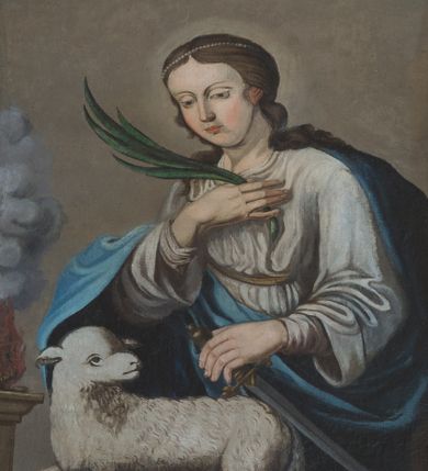 Zdjęcie nr 1: Obraz w kształcie trapezu o wklęsłych ramionach i podstawie, zamkniętego łukiem kotarowym, ujęty profilowaną, srebrzoną ramą przedstawia św. Agnieszkę ukazaną w półpostaci, w trzech czwartych zwróconą w prawo. Święta ukazana jest jako młoda dziewczyna, z lekko pochyloną głową. Pociągłą twarz charakteryzują delikatne rysy i lekko zaróżowione policzki. Rozdzielone nad czołem brązowe, włosy zaczesane do tyłu i opadające na plecy zdobi sznur pereł. Święta Agnieszka ubrana jest w białą suknię spodnią z wąskimi rękawami i wierzchnią z szerokimi, na ramiona narzucony ma ciemnoniebieski płaszcz. W prawej, złożonej na piersiach dłoni trzyma gałązkę palmową, w lewej nieco opuszczonej ma miecz skierowany ostrzem w dół. Tuż przed świętą leży biały baranek kierujący głowę w lewo. W głębi, po lewej stronie kompozycji widoczny jest ołtarz ofiarny z płonącym ogniem i unoszącym się dymem. Tło jest jednolite w odcieniu szarości.    
Kolorystyka subtelna, nieco przyciemniona o niezbyt intensywnym nasyceniu. 
