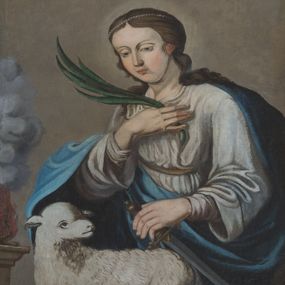 Zdjęcie nr 1: Obraz w kształcie trapezu o wklęsłych ramionach i podstawie, zamkniętego łukiem kotarowym, ujęty profilowaną, srebrzoną ramą przedstawia św. Agnieszkę ukazaną w półpostaci, w trzech czwartych zwróconą w prawo. Święta ukazana jest jako młoda dziewczyna, z lekko pochyloną głową. Pociągłą twarz charakteryzują delikatne rysy i lekko zaróżowione policzki. Rozdzielone nad czołem brązowe, włosy zaczesane do tyłu i opadające na plecy zdobi sznur pereł. Święta Agnieszka ubrana jest w białą suknię spodnią z wąskimi rękawami i wierzchnią z szerokimi, na ramiona narzucony ma ciemnoniebieski płaszcz. W prawej, złożonej na piersiach dłoni trzyma gałązkę palmową, w lewej nieco opuszczonej ma miecz skierowany ostrzem w dół. Tuż przed świętą leży biały baranek kierujący głowę w lewo. W głębi, po lewej stronie kompozycji widoczny jest ołtarz ofiarny z płonącym ogniem i unoszącym się dymem. Tło jest jednolite w odcieniu szarości.    
Kolorystyka subtelna, nieco przyciemniona o niezbyt intensywnym nasyceniu. 
