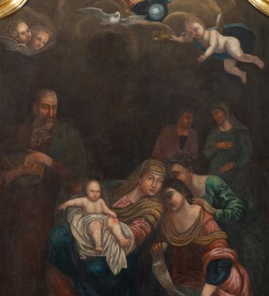 Zdjęcie nr 8: Ołtarz przyścienny, jednokondygnacyjny, jednoosiowy, ze zwieńczeniem. Ołtarz prostopadłościenny, tabernakulum z tronem wystawienia w formie architektonicznej na rzucie trapezoidalnym. W przedniej ściance wysokiego cokołu, o narożach ujętych spływami wolutowymi, są drzwiczki w kształcie prostokąta zamkniętego półkolistym łukiem nadwieszonym zdobione płaskorzeźbionym przedstawieniem kielicha eucharystycznego. Cokół wieńczy gzyms przekształcający się pośrodku w parę stykających się wolut. Na występach nad spływami cokołu osadzone kolumienki wspierające wyłamujące się ponad nimi belkowanie baldachimu tronu wystawienia. Zwieńczenie w formie pary stykających się spływów wolutowych z motywem paludamentu. Zaplecek zdobiony płycinami z ornamentalnymi obramieniami z motywami rocaille’u, w górnej partii płaskorzeźbiony trójkąt z okiem Opatrzności Bożej ujęty promienistą glorią. W zwieńczeniu para wazonów i para figurek aniołków, na szczycie księga z siedmioma pieczęciami i leżącym barankiem paschalnym.  
Retabulum osadzone na zdwojonym cokole, w górnej partii o zryzalitowanych bokach. Część środkową ujmują trzy pary kolumn, z których środkowe wysunięte, wspierających przerwane w partii architrawu i fryzu belkowanie. Zwieńczenie ujęte parą kolumn wspierających gzyms w formie trójkątnego przyczółka. Pola cokołu retabulum wypełnia stylizowana ornamentyka roślinna, partie fryzu oraz górne naroża części środkowej zdobią uskrzydlone główki anielskie, a gzyms kostkowanie. Zwieńczenie ujęte po bokach motywem liści paproci, pole ulistnionymi gałązkami z wstążką. Krawędź gzymsu wieńczącego zdobi wić roślinna z krzyżem pośrodku, po bokach para wazonów. Całość ujmuje para figur klęczących aniołów. Pole części środkowej w kształcie stojącego prostokąta ujętego profilowaną, złoconą ramą z przedstawieniem Narodzenia Najświętszej Marii Panny. W zwieńczeniu obraz w kształcie stojącego owalu, ujętego ramą zdobioną akantowymi liśćmi, z wizerunkiem św. Mikołaja. Struktura marmoryzowana w odcieniach błękitów, detal architektoniczny i ornamentyka złocone.   
