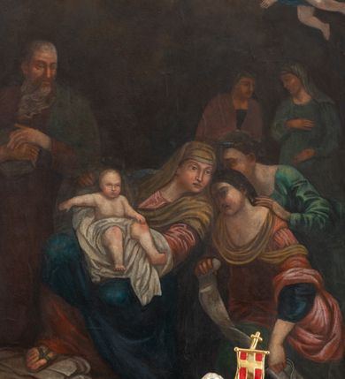 Zdjęcie nr 7: Ołtarz przyścienny, jednokondygnacyjny, jednoosiowy, ze zwieńczeniem. Ołtarz prostopadłościenny, tabernakulum z tronem wystawienia w formie architektonicznej na rzucie trapezoidalnym. W przedniej ściance wysokiego cokołu, o narożach ujętych spływami wolutowymi, są drzwiczki w kształcie prostokąta zamkniętego półkolistym łukiem nadwieszonym zdobione płaskorzeźbionym przedstawieniem kielicha eucharystycznego. Cokół wieńczy gzyms przekształcający się pośrodku w parę stykających się wolut. Na występach nad spływami cokołu osadzone kolumienki wspierające wyłamujące się ponad nimi belkowanie baldachimu tronu wystawienia. Zwieńczenie w formie pary stykających się spływów wolutowych z motywem paludamentu. Zaplecek zdobiony płycinami z ornamentalnymi obramieniami z motywami rocaille’u, w górnej partii płaskorzeźbiony trójkąt z okiem Opatrzności Bożej ujęty promienistą glorią. W zwieńczeniu para wazonów i para figurek aniołków, na szczycie księga z siedmioma pieczęciami i leżącym barankiem paschalnym.  
Retabulum osadzone na zdwojonym cokole, w górnej partii o zryzalitowanych bokach. Część środkową ujmują trzy pary kolumn, z których środkowe wysunięte, wspierających przerwane w partii architrawu i fryzu belkowanie. Zwieńczenie ujęte parą kolumn wspierających gzyms w formie trójkątnego przyczółka. Pola cokołu retabulum wypełnia stylizowana ornamentyka roślinna, partie fryzu oraz górne naroża części środkowej zdobią uskrzydlone główki anielskie, a gzyms kostkowanie. Zwieńczenie ujęte po bokach motywem liści paproci, pole ulistnionymi gałązkami z wstążką. Krawędź gzymsu wieńczącego zdobi wić roślinna z krzyżem pośrodku, po bokach para wazonów. Całość ujmuje para figur klęczących aniołów. Pole części środkowej w kształcie stojącego prostokąta ujętego profilowaną, złoconą ramą z przedstawieniem Narodzenia Najświętszej Marii Panny. W zwieńczeniu obraz w kształcie stojącego owalu, ujętego ramą zdobioną akantowymi liśćmi, z wizerunkiem św. Mikołaja. Struktura marmoryzowana w odcieniach błękitów, detal architektoniczny i ornamentyka złocone.   
