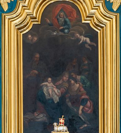 Zdjęcie nr 4: Ołtarz przyścienny, jednokondygnacyjny, jednoosiowy, ze zwieńczeniem. Ołtarz prostopadłościenny, tabernakulum z tronem wystawienia w formie architektonicznej na rzucie trapezoidalnym. W przedniej ściance wysokiego cokołu, o narożach ujętych spływami wolutowymi, są drzwiczki w kształcie prostokąta zamkniętego półkolistym łukiem nadwieszonym zdobione płaskorzeźbionym przedstawieniem kielicha eucharystycznego. Cokół wieńczy gzyms przekształcający się pośrodku w parę stykających się wolut. Na występach nad spływami cokołu osadzone kolumienki wspierające wyłamujące się ponad nimi belkowanie baldachimu tronu wystawienia. Zwieńczenie w formie pary stykających się spływów wolutowych z motywem paludamentu. Zaplecek zdobiony płycinami z ornamentalnymi obramieniami z motywami rocaille’u, w górnej partii płaskorzeźbiony trójkąt z okiem Opatrzności Bożej ujęty promienistą glorią. W zwieńczeniu para wazonów i para figurek aniołków, na szczycie księga z siedmioma pieczęciami i leżącym barankiem paschalnym.  
Retabulum osadzone na zdwojonym cokole, w górnej partii o zryzalitowanych bokach. Część środkową ujmują trzy pary kolumn, z których środkowe wysunięte, wspierających przerwane w partii architrawu i fryzu belkowanie. Zwieńczenie ujęte parą kolumn wspierających gzyms w formie trójkątnego przyczółka. Pola cokołu retabulum wypełnia stylizowana ornamentyka roślinna, partie fryzu oraz górne naroża części środkowej zdobią uskrzydlone główki anielskie, a gzyms kostkowanie. Zwieńczenie ujęte po bokach motywem liści paproci, pole ulistnionymi gałązkami z wstążką. Krawędź gzymsu wieńczącego zdobi wić roślinna z krzyżem pośrodku, po bokach para wazonów. Całość ujmuje para figur klęczących aniołów. Pole części środkowej w kształcie stojącego prostokąta ujętego profilowaną, złoconą ramą z przedstawieniem Narodzenia Najświętszej Marii Panny. W zwieńczeniu obraz w kształcie stojącego owalu, ujętego ramą zdobioną akantowymi liśćmi, z wizerunkiem św. Mikołaja. Struktura marmoryzowana w odcieniach błękitów, detal architektoniczny i ornamentyka złocone.   
