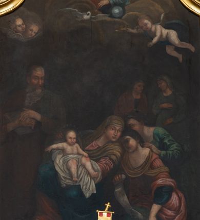 Zdjęcie nr 9: Ołtarz przyścienny, jednokondygnacyjny, jednoosiowy, ze zwieńczeniem. Ołtarz prostopadłościenny, tabernakulum z tronem wystawienia w formie architektonicznej na rzucie trapezoidalnym. W przedniej ściance wysokiego cokołu, o narożach ujętych spływami wolutowymi, są drzwiczki w kształcie prostokąta zamkniętego półkolistym łukiem nadwieszonym zdobione płaskorzeźbionym przedstawieniem kielicha eucharystycznego. Cokół wieńczy gzyms przekształcający się pośrodku w parę stykających się wolut. Na występach nad spływami cokołu osadzone kolumienki wspierające wyłamujące się ponad nimi belkowanie baldachimu tronu wystawienia. Zwieńczenie w formie pary stykających się spływów wolutowych z motywem paludamentu. Zaplecek zdobiony płycinami z ornamentalnymi obramieniami z motywami rocaille’u, w górnej partii płaskorzeźbiony trójkąt z okiem Opatrzności Bożej ujęty promienistą glorią. W zwieńczeniu para wazonów i para figurek aniołków, na szczycie księga z siedmioma pieczęciami i leżącym barankiem paschalnym.  
Retabulum osadzone na zdwojonym cokole, w górnej partii o zryzalitowanych bokach. Część środkową ujmują trzy pary kolumn, z których środkowe wysunięte, wspierających przerwane w partii architrawu i fryzu belkowanie. Zwieńczenie ujęte parą kolumn wspierających gzyms w formie trójkątnego przyczółka. Pola cokołu retabulum wypełnia stylizowana ornamentyka roślinna, partie fryzu oraz górne naroża części środkowej zdobią uskrzydlone główki anielskie, a gzyms kostkowanie. Zwieńczenie ujęte po bokach motywem liści paproci, pole ulistnionymi gałązkami z wstążką. Krawędź gzymsu wieńczącego zdobi wić roślinna z krzyżem pośrodku, po bokach para wazonów. Całość ujmuje para figur klęczących aniołów. Pole części środkowej w kształcie stojącego prostokąta ujętego profilowaną, złoconą ramą z przedstawieniem Narodzenia Najświętszej Marii Panny. W zwieńczeniu obraz w kształcie stojącego owalu, ujętego ramą zdobioną akantowymi liśćmi, z wizerunkiem św. Mikołaja. Struktura marmoryzowana w odcieniach błękitów, detal architektoniczny i ornamentyka złocone.   
