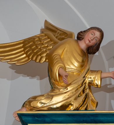 Zdjęcie nr 21: Ołtarz przyścienny, jednokondygnacyjny, jednoosiowy, ze zwieńczeniem. Ołtarz prostopadłościenny, tabernakulum z tronem wystawienia w formie architektonicznej na rzucie trapezoidalnym. W przedniej ściance wysokiego cokołu, o narożach ujętych spływami wolutowymi, są drzwiczki w kształcie prostokąta zamkniętego półkolistym łukiem nadwieszonym zdobione płaskorzeźbionym przedstawieniem kielicha eucharystycznego. Cokół wieńczy gzyms przekształcający się pośrodku w parę stykających się wolut. Na występach nad spływami cokołu osadzone kolumienki wspierające wyłamujące się ponad nimi belkowanie baldachimu tronu wystawienia. Zwieńczenie w formie pary stykających się spływów wolutowych z motywem paludamentu. Zaplecek zdobiony płycinami z ornamentalnymi obramieniami z motywami rocaille’u, w górnej partii płaskorzeźbiony trójkąt z okiem Opatrzności Bożej ujęty promienistą glorią. W zwieńczeniu para wazonów i para figurek aniołków, na szczycie księga z siedmioma pieczęciami i leżącym barankiem paschalnym.  
Retabulum osadzone na zdwojonym cokole, w górnej partii o zryzalitowanych bokach. Część środkową ujmują trzy pary kolumn, z których środkowe wysunięte, wspierających przerwane w partii architrawu i fryzu belkowanie. Zwieńczenie ujęte parą kolumn wspierających gzyms w formie trójkątnego przyczółka. Pola cokołu retabulum wypełnia stylizowana ornamentyka roślinna, partie fryzu oraz górne naroża części środkowej zdobią uskrzydlone główki anielskie, a gzyms kostkowanie. Zwieńczenie ujęte po bokach motywem liści paproci, pole ulistnionymi gałązkami z wstążką. Krawędź gzymsu wieńczącego zdobi wić roślinna z krzyżem pośrodku, po bokach para wazonów. Całość ujmuje para figur klęczących aniołów. Pole części środkowej w kształcie stojącego prostokąta ujętego profilowaną, złoconą ramą z przedstawieniem Narodzenia Najświętszej Marii Panny. W zwieńczeniu obraz w kształcie stojącego owalu, ujętego ramą zdobioną akantowymi liśćmi, z wizerunkiem św. Mikołaja. Struktura marmoryzowana w odcieniach błękitów, detal architektoniczny i ornamentyka złocone.   
