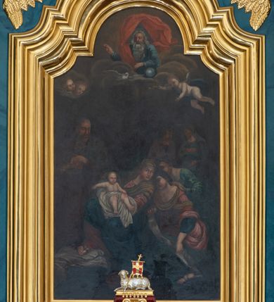 Zdjęcie nr 6: Ołtarz przyścienny, jednokondygnacyjny, jednoosiowy, ze zwieńczeniem. Ołtarz prostopadłościenny, tabernakulum z tronem wystawienia w formie architektonicznej na rzucie trapezoidalnym. W przedniej ściance wysokiego cokołu, o narożach ujętych spływami wolutowymi, są drzwiczki w kształcie prostokąta zamkniętego półkolistym łukiem nadwieszonym zdobione płaskorzeźbionym przedstawieniem kielicha eucharystycznego. Cokół wieńczy gzyms przekształcający się pośrodku w parę stykających się wolut. Na występach nad spływami cokołu osadzone kolumienki wspierające wyłamujące się ponad nimi belkowanie baldachimu tronu wystawienia. Zwieńczenie w formie pary stykających się spływów wolutowych z motywem paludamentu. Zaplecek zdobiony płycinami z ornamentalnymi obramieniami z motywami rocaille’u, w górnej partii płaskorzeźbiony trójkąt z okiem Opatrzności Bożej ujęty promienistą glorią. W zwieńczeniu para wazonów i para figurek aniołków, na szczycie księga z siedmioma pieczęciami i leżącym barankiem paschalnym.  
Retabulum osadzone na zdwojonym cokole, w górnej partii o zryzalitowanych bokach. Część środkową ujmują trzy pary kolumn, z których środkowe wysunięte, wspierających przerwane w partii architrawu i fryzu belkowanie. Zwieńczenie ujęte parą kolumn wspierających gzyms w formie trójkątnego przyczółka. Pola cokołu retabulum wypełnia stylizowana ornamentyka roślinna, partie fryzu oraz górne naroża części środkowej zdobią uskrzydlone główki anielskie, a gzyms kostkowanie. Zwieńczenie ujęte po bokach motywem liści paproci, pole ulistnionymi gałązkami z wstążką. Krawędź gzymsu wieńczącego zdobi wić roślinna z krzyżem pośrodku, po bokach para wazonów. Całość ujmuje para figur klęczących aniołów. Pole części środkowej w kształcie stojącego prostokąta ujętego profilowaną, złoconą ramą z przedstawieniem Narodzenia Najświętszej Marii Panny. W zwieńczeniu obraz w kształcie stojącego owalu, ujętego ramą zdobioną akantowymi liśćmi, z wizerunkiem św. Mikołaja. Struktura marmoryzowana w odcieniach błękitów, detal architektoniczny i ornamentyka złocone.   
