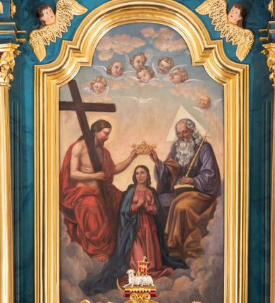 Zdjęcie nr 10: Ołtarz przyścienny, jednokondygnacyjny, jednoosiowy, ze zwieńczeniem. Ołtarz prostopadłościenny, tabernakulum z tronem wystawienia w formie architektonicznej na rzucie trapezoidalnym. W przedniej ściance wysokiego cokołu, o narożach ujętych spływami wolutowymi, są drzwiczki w kształcie prostokąta zamkniętego półkolistym łukiem nadwieszonym zdobione płaskorzeźbionym przedstawieniem kielicha eucharystycznego. Cokół wieńczy gzyms przekształcający się pośrodku w parę stykających się wolut. Na występach nad spływami cokołu osadzone kolumienki wspierające wyłamujące się ponad nimi belkowanie baldachimu tronu wystawienia. Zwieńczenie w formie pary stykających się spływów wolutowych z motywem paludamentu. Zaplecek zdobiony płycinami z ornamentalnymi obramieniami z motywami rocaille’u, w górnej partii płaskorzeźbiony trójkąt z okiem Opatrzności Bożej ujęty promienistą glorią. W zwieńczeniu para wazonów i para figurek aniołków, na szczycie księga z siedmioma pieczęciami i leżącym barankiem paschalnym.  
Retabulum osadzone na zdwojonym cokole, w górnej partii o zryzalitowanych bokach. Część środkową ujmują trzy pary kolumn, z których środkowe wysunięte, wspierających przerwane w partii architrawu i fryzu belkowanie. Zwieńczenie ujęte parą kolumn wspierających gzyms w formie trójkątnego przyczółka. Pola cokołu retabulum wypełnia stylizowana ornamentyka roślinna, partie fryzu oraz górne naroża części środkowej zdobią uskrzydlone główki anielskie, a gzyms kostkowanie. Zwieńczenie ujęte po bokach motywem liści paproci, pole ulistnionymi gałązkami z wstążką. Krawędź gzymsu wieńczącego zdobi wić roślinna z krzyżem pośrodku, po bokach para wazonów. Całość ujmuje para figur klęczących aniołów. Pole części środkowej w kształcie stojącego prostokąta ujętego profilowaną, złoconą ramą z przedstawieniem Narodzenia Najświętszej Marii Panny. W zwieńczeniu obraz w kształcie stojącego owalu, ujętego ramą zdobioną akantowymi liśćmi, z wizerunkiem św. Mikołaja. Struktura marmoryzowana w odcieniach błękitów, detal architektoniczny i ornamentyka złocone.   

