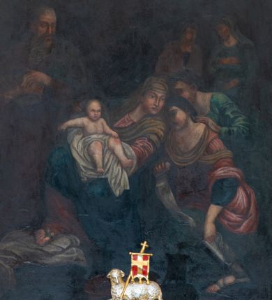 Zdjęcie nr 1: Obraz jest w kształcie stojącego prostokąta zamkniętego nadwieszonym łukiem z uskokiem, ujętego profilowaną, złoconą ramą. Dwustrefowa kompozycja przedstawia scenę Narodzin Marii. W dolnej partii, pośrodku ukazana jest siedząca i zwrócona w trzech czwartych w prawo św. Anna. Odchylając się znacznie, głowę kieruje w lewo. Święta ubrana jest w jasnoczerwoną suknię, ciemnoniebieski płaszcz i ciemnożółtą chustę osłaniającą jej głowę i ramiona. Na stopach ma sandały. Oburącz podtrzymuje małą Marię ukazaną w pozycji siedzącej, zwróconą nieznacznie w lewo, z prawą rączką wyciągniętą w bok, lewą wspartą na kolanie. Jej nagą sylwetkę osłania obszerna, biała szata. Święta Anna pochyla się ku przyklękającej obok kobiecie zwróconej w trzech czwartych w prawo. Jest ona ubrana w ciemnoniebieską bluzkę i zieloną spódnicę, które są widoczne spod czerwonej sukni wierzchniej. Głęboki dekolt okala żółty szal, a głowę kobiety osłania ciemna chusta. Niewiasta w lewej ręce trzyma srebrny dzban, w prawej powijaki. Tuż za nią stoi pochylona ku św. Annie druga z kobiet, wspierając się ręką na ramieniu pierwszej. Ubrana jest w zieloną suknię, w upiętych włosach ma niebieską ozdobę. W głębi widoczne są pozostałe dwie, zwrócone ku sobie kobiety. Stojąca po prawej stronie, ubrana w niebieską suknię i chustę na głowie, prawą rękę wspiera na piersiach, lewą na brzuchu. Druga ma na sobie ciemną suknię, czerwony płaszcz i chustę na głowie. Zaokrąglone twarze kobiet i Marii charakteryzują pełne rysy. Po lewej stronie kompozycji, tuż za św. Anną stoi św. Joachim w trzech czwartych zwrócony w lewo. Pociągłą twarz mężczyzny charakteryzują wyraziste rysy i długi, siwy zarost. Ubrany jest w ciemnobrązową suknię i ciemnozielony płaszcz. Ręce, z trzymaną w prawej dłoni księgą, skład na klatce piersiowej. Na pierwszym planie, u stóp św. Anny leży miedziana misa. W górnej partii obrazu pośród obłoków ukazana jest zwrócona w trzech czwartych w prawo sylwetka spoglądającego w dół Boga Ojca o długich, siwych włosach i zaroście. Ubrany jest w niebieską suknię i czerwony, silnie rozwiany płaszcz. Prawą rękę unosi w geście błogosławieństwa, w lewej, wspartej na globie, trzyma berło. Głowę Boga Ojca ujmuje trójkątny nimb. Poniżej ukazana jest gołębica Ducha Świętego. Na tle obłoków unosi się para uskrzydlonych główek anielskich po lewej stronie kompozycji i anioł po prawej, o nagiej sylwetce przesłoniętej niebieską szatą. W wyciągniętej przed siebie ręce trzyma koronę. 
Postaci ukazane są na ciemnym tle w odcieniach szarości. Kolorystyka obrazu jest ciemna, dominują zgaszone barwy delikatnie modelowane światłocieniowo.  
