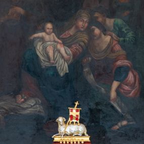 Zdjęcie nr 1: Obraz jest w kształcie stojącego prostokąta zamkniętego nadwieszonym łukiem z uskokiem, ujętego profilowaną, złoconą ramą. Dwustrefowa kompozycja przedstawia scenę Narodzin Marii. W dolnej partii, pośrodku ukazana jest siedząca i zwrócona w trzech czwartych w prawo św. Anna. Odchylając się znacznie, głowę kieruje w lewo. Święta ubrana jest w jasnoczerwoną suknię, ciemnoniebieski płaszcz i ciemnożółtą chustę osłaniającą jej głowę i ramiona. Na stopach ma sandały. Oburącz podtrzymuje małą Marię ukazaną w pozycji siedzącej, zwróconą nieznacznie w lewo, z prawą rączką wyciągniętą w bok, lewą wspartą na kolanie. Jej nagą sylwetkę osłania obszerna, biała szata. Święta Anna pochyla się ku przyklękającej obok kobiecie zwróconej w trzech czwartych w prawo. Jest ona ubrana w ciemnoniebieską bluzkę i zieloną spódnicę, które są widoczne spod czerwonej sukni wierzchniej. Głęboki dekolt okala żółty szal, a głowę kobiety osłania ciemna chusta. Niewiasta w lewej ręce trzyma srebrny dzban, w prawej powijaki. Tuż za nią stoi pochylona ku św. Annie druga z kobiet, wspierając się ręką na ramieniu pierwszej. Ubrana jest w zieloną suknię, w upiętych włosach ma niebieską ozdobę. W głębi widoczne są pozostałe dwie, zwrócone ku sobie kobiety. Stojąca po prawej stronie, ubrana w niebieską suknię i chustę na głowie, prawą rękę wspiera na piersiach, lewą na brzuchu. Druga ma na sobie ciemną suknię, czerwony płaszcz i chustę na głowie. Zaokrąglone twarze kobiet i Marii charakteryzują pełne rysy. Po lewej stronie kompozycji, tuż za św. Anną stoi św. Joachim w trzech czwartych zwrócony w lewo. Pociągłą twarz mężczyzny charakteryzują wyraziste rysy i długi, siwy zarost. Ubrany jest w ciemnobrązową suknię i ciemnozielony płaszcz. Ręce, z trzymaną w prawej dłoni księgą, skład na klatce piersiowej. Na pierwszym planie, u stóp św. Anny leży miedziana misa. W górnej partii obrazu pośród obłoków ukazana jest zwrócona w trzech czwartych w prawo sylwetka spoglądającego w dół Boga Ojca o długich, siwych włosach i zaroście. Ubrany jest w niebieską suknię i czerwony, silnie rozwiany płaszcz. Prawą rękę unosi w geście błogosławieństwa, w lewej, wspartej na globie, trzyma berło. Głowę Boga Ojca ujmuje trójkątny nimb. Poniżej ukazana jest gołębica Ducha Świętego. Na tle obłoków unosi się para uskrzydlonych główek anielskich po lewej stronie kompozycji i anioł po prawej, o nagiej sylwetce przesłoniętej niebieską szatą. W wyciągniętej przed siebie ręce trzyma koronę. 
Postaci ukazane są na ciemnym tle w odcieniach szarości. Kolorystyka obrazu jest ciemna, dominują zgaszone barwy delikatnie modelowane światłocieniowo.  
