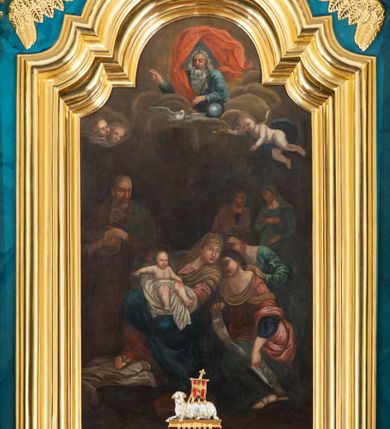 Zdjęcie nr 3: Obraz jest w kształcie stojącego prostokąta zamkniętego nadwieszonym łukiem z uskokiem, ujętego profilowaną, złoconą ramą. Dwustrefowa kompozycja przedstawia scenę Narodzin Marii. W dolnej partii, pośrodku ukazana jest siedząca i zwrócona w trzech czwartych w prawo św. Anna. Odchylając się znacznie, głowę kieruje w lewo. Święta ubrana jest w jasnoczerwoną suknię, ciemnoniebieski płaszcz i ciemnożółtą chustę osłaniającą jej głowę i ramiona. Na stopach ma sandały. Oburącz podtrzymuje małą Marię ukazaną w pozycji siedzącej, zwróconą nieznacznie w lewo, z prawą rączką wyciągniętą w bok, lewą wspartą na kolanie. Jej nagą sylwetkę osłania obszerna, biała szata. Święta Anna pochyla się ku przyklękającej obok kobiecie zwróconej w trzech czwartych w prawo. Jest ona ubrana w ciemnoniebieską bluzkę i zieloną spódnicę, które są widoczne spod czerwonej sukni wierzchniej. Głęboki dekolt okala żółty szal, a głowę kobiety osłania ciemna chusta. Niewiasta w lewej ręce trzyma srebrny dzban, w prawej powijaki. Tuż za nią stoi pochylona ku św. Annie druga z kobiet, wspierając się ręką na ramieniu pierwszej. Ubrana jest w zieloną suknię, w upiętych włosach ma niebieską ozdobę. W głębi widoczne są pozostałe dwie, zwrócone ku sobie kobiety. Stojąca po prawej stronie, ubrana w niebieską suknię i chustę na głowie, prawą rękę wspiera na piersiach, lewą na brzuchu. Druga ma na sobie ciemną suknię, czerwony płaszcz i chustę na głowie. Zaokrąglone twarze kobiet i Marii charakteryzują pełne rysy. Po lewej stronie kompozycji, tuż za św. Anną stoi św. Joachim w trzech czwartych zwrócony w lewo. Pociągłą twarz mężczyzny charakteryzują wyraziste rysy i długi, siwy zarost. Ubrany jest w ciemnobrązową suknię i ciemnozielony płaszcz. Ręce, z trzymaną w prawej dłoni księgą, skład na klatce piersiowej. Na pierwszym planie, u stóp św. Anny leży miedziana misa. W górnej partii obrazu pośród obłoków ukazana jest zwrócona w trzech czwartych w prawo sylwetka spoglądającego w dół Boga Ojca o długich, siwych włosach i zaroście. Ubrany jest w niebieską suknię i czerwony, silnie rozwiany płaszcz. Prawą rękę unosi w geście błogosławieństwa, w lewej, wspartej na globie, trzyma berło. Głowę Boga Ojca ujmuje trójkątny nimb. Poniżej ukazana jest gołębica Ducha Świętego. Na tle obłoków unosi się para uskrzydlonych główek anielskich po lewej stronie kompozycji i anioł po prawej, o nagiej sylwetce przesłoniętej niebieską szatą. W wyciągniętej przed siebie ręce trzyma koronę. 
Postaci ukazane są na ciemnym tle w odcieniach szarości. Kolorystyka obrazu jest ciemna, dominują zgaszone barwy delikatnie modelowane światłocieniowo.  
