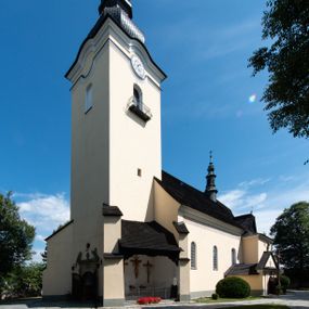 Zdjęcie nr 1: Świątynia otoczona jest murem kamiennym, tynkowanym, nakrytym daszkiem gontowym, jednospadowym. Wejścia znajdują się w murze od strony południowej. Pierwsze, prowadzące do głównych drzwi jest kamienną, późnobarokową bramką z herbem księdza Józefa Sawickiego, datą „1765” oraz figurą św. Jana Kantego. Drugie wejście prowadzi przez dzwonnicę. W murze, od strony wewnętrznej jest 14 wnęk po stacjach drogi krzyżowej. Teren wokół świątyni jest starym cmentarzem, bez zachowanych nagrobków.

Kościół jest budowlą założoną na planie prostokąta, orientowaną, jednonawową z ramionami w rodzaju krótkiego transeptu z wieżą od zachodu, zakrystią i kaplicą od północy oraz kruchtą od południa. Prezbiterium zamknięte jest wielobocznie, trójprzęsłowe, węższe i niższe od nawy. Nawa czteroprzęsłowa, nie jest ulokowana na jednej osi z prezbiterium. 

Artykulacja ścian jest przeprowadzona za pomocą pilastrów toskańskich podtrzymujących sklepienie kolebkowe z lunetami. Ramiona transeptu, kaplica Matki Boskiej Różańcowej oraz kruchta są sklepione krzyżowo. Otwory okienne: w prezbiterium cztery, w nawie cztery od południa, wszystkie zamknięte łukami półkolistymi. Zakrystia piętrowa z jednym oknem na parterze i dwoma na piętrze; od strony północnej kaplica Matki Boskiej Różańcowej z dwoma oknami i jedną, zamurowaną wnęką; obok mała zakrystia. Z prezbiterium do zakrystii prowadzi portal kamienny z inicjałami, herbem i portretem księdza Sawickiego. Na arkadzie tęczowej od strony nawy nowy napis: „FUNDATA A CASIMIRO MAGNO ANNO DOM[INI] 1346”. W pierwszym od strony fasady przęśle znajduje się drewniany chór muzyczny, wsparty na dwóch filarach.

Fasada zachodnia kościoła jest płaska z wieżą, nakryta kopułą z latarnią. Na narożnikach zewnętrznych wieży i naw oraz przy absydzie szkarpy, kryte daszkiem gontowym. Na frontowej ścianie wieży kamienny portal, nad nim sygle „I(osephus) S(awicki) / 1765” oraz herb Nowina. Od strony zachodniej wieża, ozdobiona półkolistymi blendami. Od strony południowej balkonik otoczony żelazną kratą z napisem „1343-1943”. Nad balkonikiem umieszczona jest tarcza zegara, taka sama widnieje od strony północnej, a od zachodniej i wschodniej odpowiadają im tarcze w murze. Przy wieży, od strony północnej wieżyczka w kształcie walca, ścięta od połowy, nakryta daszkiem stożkowym. Przy południowej ścianie wieży między dwiema szkarpami znajduje się kapliczka Ukrzyżowania z figurami Chrystusa Ukrzyżowanego i dwóch łotrów na krzyżach. Dach kościoła siodłowy, kryty gontem.

Na zewnętrznej, południowej ścianie napis: „AEDIFICATA H(A)EC EC[C]LESIA / A[NNO] D[OMINI] / 1606 / PETRVS CZARNY MVLARS”. Niżej wmurowana w półokrągłą wnękę z piaskowca figura Matki Boskiej Niepokalanie Poczętej. Po lewej stronie, u góry fragment fryzu dekoracyjnego, malowany w kolorze czerwonym o motywie zwisających esownic ze stylizowanymi kwiatami i liliami. 

Dzwonnica na planie kwadratu, murowana, otynkowana, dwupiętrowa z sienią przejściową sklepioną, ujętą na zaokrąglonych narożnikach zdwojonymi pilastrami; nakryta gontowym hełmem. Na osi dzwonnicy portal bramy flankowany dwoma pilastrami, o spłaszczonej archiwolcie. Nad belkowaniem monogram maryjny i data „1701”. W sieni na ścianie wschodniej barokowy krucyfiks oraz rzeźby Matki Boskiej i św. Jana Ewangelisty, na ścianie pozostałości polichromii z XVIII wieku.

