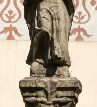 Zdjęcie nr 11: Świątynia otoczona jest murem kamiennym, tynkowanym, nakrytym daszkiem gontowym, jednospadowym. Wejścia znajdują się w murze od strony południowej. Pierwsze, prowadzące do głównych drzwi jest kamienną, późnobarokową bramką z herbem księdza Józefa Sawickiego, datą „1765” oraz figurą św. Jana Kantego. Drugie wejście prowadzi przez dzwonnicę. W murze, od strony wewnętrznej jest 14 wnęk po stacjach drogi krzyżowej. Teren wokół świątyni jest starym cmentarzem, bez zachowanych nagrobków.

Kościół jest budowlą założoną na planie prostokąta, orientowaną, jednonawową z ramionami w rodzaju krótkiego transeptu z wieżą od zachodu, zakrystią i kaplicą od północy oraz kruchtą od południa. Prezbiterium zamknięte jest wielobocznie, trójprzęsłowe, węższe i niższe od nawy. Nawa czteroprzęsłowa, nie jest ulokowana na jednej osi z prezbiterium. 

Artykulacja ścian jest przeprowadzona za pomocą pilastrów toskańskich podtrzymujących sklepienie kolebkowe z lunetami. Ramiona transeptu, kaplica Matki Boskiej Różańcowej oraz kruchta są sklepione krzyżowo. Otwory okienne: w prezbiterium cztery, w nawie cztery od południa, wszystkie zamknięte łukami półkolistymi. Zakrystia piętrowa z jednym oknem na parterze i dwoma na piętrze; od strony północnej kaplica Matki Boskiej Różańcowej z dwoma oknami i jedną, zamurowaną wnęką; obok mała zakrystia. Z prezbiterium do zakrystii prowadzi portal kamienny z inicjałami, herbem i portretem księdza Sawickiego. Na arkadzie tęczowej od strony nawy nowy napis: „FUNDATA A CASIMIRO MAGNO ANNO DOM[INI] 1346”. W pierwszym od strony fasady przęśle znajduje się drewniany chór muzyczny, wsparty na dwóch filarach.

Fasada zachodnia kościoła jest płaska z wieżą, nakryta kopułą z latarnią. Na narożnikach zewnętrznych wieży i naw oraz przy absydzie szkarpy, kryte daszkiem gontowym. Na frontowej ścianie wieży kamienny portal, nad nim sygle „I(osephus) S(awicki) / 1765” oraz herb Nowina. Od strony zachodniej wieża, ozdobiona półkolistymi blendami. Od strony południowej balkonik otoczony żelazną kratą z napisem „1343-1943”. Nad balkonikiem umieszczona jest tarcza zegara, taka sama widnieje od strony północnej, a od zachodniej i wschodniej odpowiadają im tarcze w murze. Przy wieży, od strony północnej wieżyczka w kształcie walca, ścięta od połowy, nakryta daszkiem stożkowym. Przy południowej ścianie wieży między dwiema szkarpami znajduje się kapliczka Ukrzyżowania z figurami Chrystusa Ukrzyżowanego i dwóch łotrów na krzyżach. Dach kościoła siodłowy, kryty gontem.

Na zewnętrznej, południowej ścianie napis: „AEDIFICATA H(A)EC EC[C]LESIA / A[NNO] D[OMINI] / 1606 / PETRVS CZARNY MVLARS”. Niżej wmurowana w półokrągłą wnękę z piaskowca figura Matki Boskiej Niepokalanie Poczętej. Po lewej stronie, u góry fragment fryzu dekoracyjnego, malowany w kolorze czerwonym o motywie zwisających esownic ze stylizowanymi kwiatami i liliami. 

Dzwonnica na planie kwadratu, murowana, otynkowana, dwupiętrowa z sienią przejściową sklepioną, ujętą na zaokrąglonych narożnikach zdwojonymi pilastrami; nakryta gontowym hełmem. Na osi dzwonnicy portal bramy flankowany dwoma pilastrami, o spłaszczonej archiwolcie. Nad belkowaniem monogram maryjny i data „1701”. W sieni na ścianie wschodniej barokowy krucyfiks oraz rzeźby Matki Boskiej i św. Jana Ewangelisty, na ścianie pozostałości polichromii z XVIII wieku.
