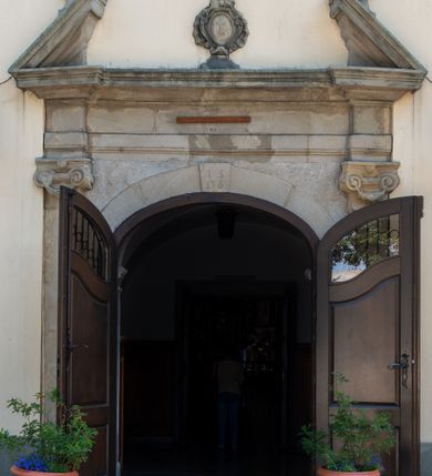 Zdjęcie nr 6: Świątynia otoczona jest murem kamiennym, tynkowanym, nakrytym daszkiem gontowym, jednospadowym. Wejścia znajdują się w murze od strony południowej. Pierwsze, prowadzące do głównych drzwi jest kamienną, późnobarokową bramką z herbem księdza Józefa Sawickiego, datą „1765” oraz figurą św. Jana Kantego. Drugie wejście prowadzi przez dzwonnicę. W murze, od strony wewnętrznej jest 14 wnęk po stacjach drogi krzyżowej. Teren wokół świątyni jest starym cmentarzem, bez zachowanych nagrobków.

Kościół jest budowlą założoną na planie prostokąta, orientowaną, jednonawową z ramionami w rodzaju krótkiego transeptu z wieżą od zachodu, zakrystią i kaplicą od północy oraz kruchtą od południa. Prezbiterium zamknięte jest wielobocznie, trójprzęsłowe, węższe i niższe od nawy. Nawa czteroprzęsłowa, nie jest ulokowana na jednej osi z prezbiterium. 

Artykulacja ścian jest przeprowadzona za pomocą pilastrów toskańskich podtrzymujących sklepienie kolebkowe z lunetami. Ramiona transeptu, kaplica Matki Boskiej Różańcowej oraz kruchta są sklepione krzyżowo. Otwory okienne: w prezbiterium cztery, w nawie cztery od południa, wszystkie zamknięte łukami półkolistymi. Zakrystia piętrowa z jednym oknem na parterze i dwoma na piętrze; od strony północnej kaplica Matki Boskiej Różańcowej z dwoma oknami i jedną, zamurowaną wnęką; obok mała zakrystia. Z prezbiterium do zakrystii prowadzi portal kamienny z inicjałami, herbem i portretem księdza Sawickiego. Na arkadzie tęczowej od strony nawy nowy napis: „FUNDATA A CASIMIRO MAGNO ANNO DOM[INI] 1346”. W pierwszym od strony fasady przęśle znajduje się drewniany chór muzyczny, wsparty na dwóch filarach.

Fasada zachodnia kościoła jest płaska z wieżą, nakryta kopułą z latarnią. Na narożnikach zewnętrznych wieży i naw oraz przy absydzie szkarpy, kryte daszkiem gontowym. Na frontowej ścianie wieży kamienny portal, nad nim sygle „I(osephus) S(awicki) / 1765” oraz herb Nowina. Od strony zachodniej wieża, ozdobiona półkolistymi blendami. Od strony południowej balkonik otoczony żelazną kratą z napisem „1343-1943”. Nad balkonikiem umieszczona jest tarcza zegara, taka sama widnieje od strony północnej, a od zachodniej i wschodniej odpowiadają im tarcze w murze. Przy wieży, od strony północnej wieżyczka w kształcie walca, ścięta od połowy, nakryta daszkiem stożkowym. Przy południowej ścianie wieży między dwiema szkarpami znajduje się kapliczka Ukrzyżowania z figurami Chrystusa Ukrzyżowanego i dwóch łotrów na krzyżach. Dach kościoła siodłowy, kryty gontem.

Na zewnętrznej, południowej ścianie napis: „AEDIFICATA H(A)EC EC[C]LESIA / A[NNO] D[OMINI] / 1606 / PETRVS CZARNY MVLARS”. Niżej wmurowana w półokrągłą wnękę z piaskowca figura Matki Boskiej Niepokalanie Poczętej. Po lewej stronie, u góry fragment fryzu dekoracyjnego, malowany w kolorze czerwonym o motywie zwisających esownic ze stylizowanymi kwiatami i liliami. 

Dzwonnica na planie kwadratu, murowana, otynkowana, dwupiętrowa z sienią przejściową sklepioną, ujętą na zaokrąglonych narożnikach zdwojonymi pilastrami; nakryta gontowym hełmem. Na osi dzwonnicy portal bramy flankowany dwoma pilastrami, o spłaszczonej archiwolcie. Nad belkowaniem monogram maryjny i data „1701”. W sieni na ścianie wschodniej barokowy krucyfiks oraz rzeźby Matki Boskiej i św. Jana Ewangelisty, na ścianie pozostałości polichromii z XVIII wieku.
