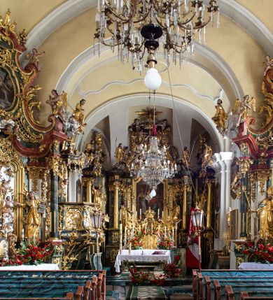 Zdjęcie nr 26: Kościół św. Piotra i św. Pawła jest usytuowany w centrum Łapsz Wyżnych, na południe od głównej drogi z Trybsza do Łapsz Niżnych. Teren przykościelny jest otoczony wysokim kamiennym i częściowo otynkowanym murem, nakrytym gontem od strony wschodniej, zachodniej i północnej oraz nakrytym blachą od strony południowej; daszki jednospadowe, nachylone na zewnątrz. W części zachodniej muru zlokalizowana jest szeroka brama, flankowana dwoma masywnymi filarami, na których ustawione są okrągłe słupy, przykryte stożkowym daszkiem gontowym i zwieńczone krzyżykami. Od wschodu analogiczne wejście z szerszym przejściem, dostępnym schodkami. Trzecie wejście na teren przykościelny prowadzi od północy przez bramę w kształcie arkady zamkniętej łukiem odcinkowym, zwieńczonej trójkątnym nadprożem, na którego szczycie ustawiony jest krzyż i wazony po bokach. Czwarte wejście zlokalizowane w zachodnio-południowym narożniku muru prowadzi przez wysokie schody z balustradą. Od zachodu w ogrodzeniu ulokowany jest budynek salki katechetycznej (dawna kostnica) wchodzącej w mur ścianą frontową. W obrębie placu przykościelnego znajdują się resztki cmentarza w postaci kamiennych i granitowych nagrobków oraz żeliwnych krzyży. 

Kościół jest orientowany, murowany, otynkowany, jednonawowy z czworoboczną wieżą w fasadzie z prezbiterium zamkniętym półkoliście. Dwuprzęsłowe prezbiterium oddziela od nawy ściana arkady tęczowej. Nawa jest szersza, trójprzęsłowa. Wnętrze artykułowane pilastrami wspierającymi sklepienie kolebkowe z lunetami na gurtach, ozdobione stiukowymi, późnobarokowymi ramami. Od południa do prezbiterium przylega zakrystia na planie prostokąta, a do nawy od północny kruchta z portalem z zaakcentowaną datą: „1760”. Na zachodniej ścianie nawy chór muzyczny wsparty jest na trzech półkolistych arkadach. 

Wnętrze oświetlają umieszczone w południowych i północnych ścianach nawy prostokątne, zamknięte półkoliście cztery okna, takie same dwa znajdują się w prezbiterium; w wieży trzy podobne okna umieszczone po jednym z każdej strony, oprócz ściany zachodniej; w apsydzie jedno małe, okrągłe okno. Do kościoła prowadzi główne wejście od strony zachodniej oraz dwa mniejsze od strony północnej przez kruchtę i od strony południowej przez zakrystię.

W zewnętrznej elewacji kościoła widoczny jest niewysoki, kamienny cokół, powyżej kościół jest otynkowany. Prezbiterium, niższe od nawy. Nawa oszkarpowana, nakryta dachem dwuspadowym z wieżą na sygnaturkę na skrzyżowaniu na wschodnim zakończeniu nawy. Do zachodniej fasady kościoła dostawiona jest wysoka założona na planie kwadratu wieża-dzwonnica. W dolnej kondygnacji na osi kościoła znajduje się prostokątne wejście do kruchty, zamknięte półkoliście. Fasada wieży w całości pokryta jest blachą, przechodzącą nad głównym wejściem do kościoła w daszek. Hełm wieży baniasty z latarnią.
