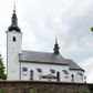 Zdjęcie nr 1: Kościół św. Piotra i św. Pawła jest usytuowany w centrum Łapsz Wyżnych, na południe od głównej drogi z Trybsza do Łapsz Niżnych. Teren przykościelny jest otoczony wysokim kamiennym i częściowo otynkowanym murem, nakrytym gontem od strony wschodniej, zachodniej i północnej oraz nakrytym blachą od strony południowej; daszki jednospadowe, nachylone na zewnątrz. W części zachodniej muru zlokalizowana jest szeroka brama, flankowana dwoma masywnymi filarami, na których ustawione są okrągłe słupy, przykryte stożkowym daszkiem gontowym i zwieńczone krzyżykami. Od wschodu analogiczne wejście z szerszym przejściem, dostępnym schodkami. Trzecie wejście na teren przykościelny prowadzi od północy przez bramę w kształcie arkady zamkniętej łukiem odcinkowym, zwieńczonej trójkątnym nadprożem, na którego szczycie ustawiony jest krzyż i wazony po bokach. Czwarte wejście zlokalizowane w zachodnio-południowym narożniku muru prowadzi przez wysokie schody z balustradą. Od zachodu w ogrodzeniu ulokowany jest budynek salki katechetycznej (dawna kostnica) wchodzącej w mur ścianą frontową. W obrębie placu przykościelnego znajdują się resztki cmentarza w postaci kamiennych i granitowych nagrobków oraz żeliwnych krzyży. 

Kościół jest orientowany, murowany, otynkowany, jednonawowy z czworoboczną wieżą w fasadzie z prezbiterium zamkniętym półkoliście. Dwuprzęsłowe prezbiterium oddziela od nawy ściana arkady tęczowej. Nawa jest szersza, trójprzęsłowa. Wnętrze artykułowane pilastrami wspierającymi sklepienie kolebkowe z lunetami na gurtach, ozdobione stiukowymi, późnobarokowymi ramami. Od południa do prezbiterium przylega zakrystia na planie prostokąta, a do nawy od północny kruchta z portalem z zaakcentowaną datą: „1760”. Na zachodniej ścianie nawy chór muzyczny wsparty jest na trzech półkolistych arkadach. 

Wnętrze oświetlają umieszczone w południowych i północnych ścianach nawy prostokątne, zamknięte półkoliście cztery okna, takie same dwa znajdują się w prezbiterium; w wieży trzy podobne okna umieszczone po jednym z każdej strony, oprócz ściany zachodniej; w apsydzie jedno małe, okrągłe okno. Do kościoła prowadzi główne wejście od strony zachodniej oraz dwa mniejsze od strony północnej przez kruchtę i od strony południowej przez zakrystię.

W zewnętrznej elewacji kościoła widoczny jest niewysoki, kamienny cokół, powyżej kościół jest otynkowany. Prezbiterium, niższe od nawy. Nawa oszkarpowana, nakryta dachem dwuspadowym z wieżą na sygnaturkę na skrzyżowaniu na wschodnim zakończeniu nawy. Do zachodniej fasady kościoła dostawiona jest wysoka założona na planie kwadratu wieża-dzwonnica. W dolnej kondygnacji na osi kościoła znajduje się prostokątne wejście do kruchty, zamknięte półkoliście. Fasada wieży w całości pokryta jest blachą, przechodzącą nad głównym wejściem do kościoła w daszek. Hełm wieży baniasty z latarnią.
