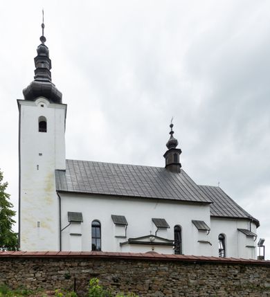 Zdjęcie nr 1: Kościół św. Piotra i św. Pawła jest usytuowany w centrum Łapsz Wyżnych, na południe od głównej drogi z Trybsza do Łapsz Niżnych. Teren przykościelny jest otoczony wysokim kamiennym i częściowo otynkowanym murem, nakrytym gontem od strony wschodniej, zachodniej i północnej oraz nakrytym blachą od strony południowej; daszki jednospadowe, nachylone na zewnątrz. W części zachodniej muru zlokalizowana jest szeroka brama, flankowana dwoma masywnymi filarami, na których ustawione są okrągłe słupy, przykryte stożkowym daszkiem gontowym i zwieńczone krzyżykami. Od wschodu analogiczne wejście z szerszym przejściem, dostępnym schodkami. Trzecie wejście na teren przykościelny prowadzi od północy przez bramę w kształcie arkady zamkniętej łukiem odcinkowym, zwieńczonej trójkątnym nadprożem, na którego szczycie ustawiony jest krzyż i wazony po bokach. Czwarte wejście zlokalizowane w zachodnio-południowym narożniku muru prowadzi przez wysokie schody z balustradą. Od zachodu w ogrodzeniu ulokowany jest budynek salki katechetycznej (dawna kostnica) wchodzącej w mur ścianą frontową. W obrębie placu przykościelnego znajdują się resztki cmentarza w postaci kamiennych i granitowych nagrobków oraz żeliwnych krzyży. 

Kościół jest orientowany, murowany, otynkowany, jednonawowy z czworoboczną wieżą w fasadzie z prezbiterium zamkniętym półkoliście. Dwuprzęsłowe prezbiterium oddziela od nawy ściana arkady tęczowej. Nawa jest szersza, trójprzęsłowa. Wnętrze artykułowane pilastrami wspierającymi sklepienie kolebkowe z lunetami na gurtach, ozdobione stiukowymi, późnobarokowymi ramami. Od południa do prezbiterium przylega zakrystia na planie prostokąta, a do nawy od północny kruchta z portalem z zaakcentowaną datą: „1760”. Na zachodniej ścianie nawy chór muzyczny wsparty jest na trzech półkolistych arkadach. 

Wnętrze oświetlają umieszczone w południowych i północnych ścianach nawy prostokątne, zamknięte półkoliście cztery okna, takie same dwa znajdują się w prezbiterium; w wieży trzy podobne okna umieszczone po jednym z każdej strony, oprócz ściany zachodniej; w apsydzie jedno małe, okrągłe okno. Do kościoła prowadzi główne wejście od strony zachodniej oraz dwa mniejsze od strony północnej przez kruchtę i od strony południowej przez zakrystię.

W zewnętrznej elewacji kościoła widoczny jest niewysoki, kamienny cokół, powyżej kościół jest otynkowany. Prezbiterium, niższe od nawy. Nawa oszkarpowana, nakryta dachem dwuspadowym z wieżą na sygnaturkę na skrzyżowaniu na wschodnim zakończeniu nawy. Do zachodniej fasady kościoła dostawiona jest wysoka założona na planie kwadratu wieża-dzwonnica. W dolnej kondygnacji na osi kościoła znajduje się prostokątne wejście do kruchty, zamknięte półkoliście. Fasada wieży w całości pokryta jest blachą, przechodzącą nad głównym wejściem do kościoła w daszek. Hełm wieży baniasty z latarnią.
