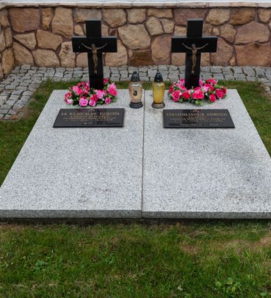 Zdjęcie nr 29: Kościół św. Piotra i św. Pawła jest usytuowany w centrum Łapsz Wyżnych, na południe od głównej drogi z Trybsza do Łapsz Niżnych. Teren przykościelny jest otoczony wysokim kamiennym i częściowo otynkowanym murem, nakrytym gontem od strony wschodniej, zachodniej i północnej oraz nakrytym blachą od strony południowej; daszki jednospadowe, nachylone na zewnątrz. W części zachodniej muru zlokalizowana jest szeroka brama, flankowana dwoma masywnymi filarami, na których ustawione są okrągłe słupy, przykryte stożkowym daszkiem gontowym i zwieńczone krzyżykami. Od wschodu analogiczne wejście z szerszym przejściem, dostępnym schodkami. Trzecie wejście na teren przykościelny prowadzi od północy przez bramę w kształcie arkady zamkniętej łukiem odcinkowym, zwieńczonej trójkątnym nadprożem, na którego szczycie ustawiony jest krzyż i wazony po bokach. Czwarte wejście zlokalizowane w zachodnio-południowym narożniku muru prowadzi przez wysokie schody z balustradą. Od zachodu w ogrodzeniu ulokowany jest budynek salki katechetycznej (dawna kostnica) wchodzącej w mur ścianą frontową. W obrębie placu przykościelnego znajdują się resztki cmentarza w postaci kamiennych i granitowych nagrobków oraz żeliwnych krzyży. 

Kościół jest orientowany, murowany, otynkowany, jednonawowy z czworoboczną wieżą w fasadzie z prezbiterium zamkniętym półkoliście. Dwuprzęsłowe prezbiterium oddziela od nawy ściana arkady tęczowej. Nawa jest szersza, trójprzęsłowa. Wnętrze artykułowane pilastrami wspierającymi sklepienie kolebkowe z lunetami na gurtach, ozdobione stiukowymi, późnobarokowymi ramami. Od południa do prezbiterium przylega zakrystia na planie prostokąta, a do nawy od północny kruchta z portalem z zaakcentowaną datą: „1760”. Na zachodniej ścianie nawy chór muzyczny wsparty jest na trzech półkolistych arkadach. 

Wnętrze oświetlają umieszczone w południowych i północnych ścianach nawy prostokątne, zamknięte półkoliście cztery okna, takie same dwa znajdują się w prezbiterium; w wieży trzy podobne okna umieszczone po jednym z każdej strony, oprócz ściany zachodniej; w apsydzie jedno małe, okrągłe okno. Do kościoła prowadzi główne wejście od strony zachodniej oraz dwa mniejsze od strony północnej przez kruchtę i od strony południowej przez zakrystię.

W zewnętrznej elewacji kościoła widoczny jest niewysoki, kamienny cokół, powyżej kościół jest otynkowany. Prezbiterium, niższe od nawy. Nawa oszkarpowana, nakryta dachem dwuspadowym z wieżą na sygnaturkę na skrzyżowaniu na wschodnim zakończeniu nawy. Do zachodniej fasady kościoła dostawiona jest wysoka założona na planie kwadratu wieża-dzwonnica. W dolnej kondygnacji na osi kościoła znajduje się prostokątne wejście do kruchty, zamknięte półkoliście. Fasada wieży w całości pokryta jest blachą, przechodzącą nad głównym wejściem do kościoła w daszek. Hełm wieży baniasty z latarnią.
