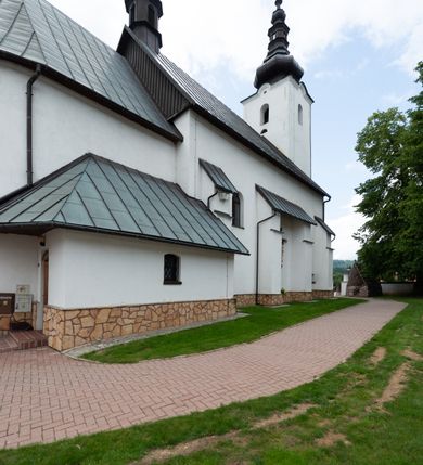 Zdjęcie nr 6: Kościół św. Piotra i św. Pawła jest usytuowany w centrum Łapsz Wyżnych, na południe od głównej drogi z Trybsza do Łapsz Niżnych. Teren przykościelny jest otoczony wysokim kamiennym i częściowo otynkowanym murem, nakrytym gontem od strony wschodniej, zachodniej i północnej oraz nakrytym blachą od strony południowej; daszki jednospadowe, nachylone na zewnątrz. W części zachodniej muru zlokalizowana jest szeroka brama, flankowana dwoma masywnymi filarami, na których ustawione są okrągłe słupy, przykryte stożkowym daszkiem gontowym i zwieńczone krzyżykami. Od wschodu analogiczne wejście z szerszym przejściem, dostępnym schodkami. Trzecie wejście na teren przykościelny prowadzi od północy przez bramę w kształcie arkady zamkniętej łukiem odcinkowym, zwieńczonej trójkątnym nadprożem, na którego szczycie ustawiony jest krzyż i wazony po bokach. Czwarte wejście zlokalizowane w zachodnio-południowym narożniku muru prowadzi przez wysokie schody z balustradą. Od zachodu w ogrodzeniu ulokowany jest budynek salki katechetycznej (dawna kostnica) wchodzącej w mur ścianą frontową. W obrębie placu przykościelnego znajdują się resztki cmentarza w postaci kamiennych i granitowych nagrobków oraz żeliwnych krzyży. 

Kościół jest orientowany, murowany, otynkowany, jednonawowy z czworoboczną wieżą w fasadzie z prezbiterium zamkniętym półkoliście. Dwuprzęsłowe prezbiterium oddziela od nawy ściana arkady tęczowej. Nawa jest szersza, trójprzęsłowa. Wnętrze artykułowane pilastrami wspierającymi sklepienie kolebkowe z lunetami na gurtach, ozdobione stiukowymi, późnobarokowymi ramami. Od południa do prezbiterium przylega zakrystia na planie prostokąta, a do nawy od północny kruchta z portalem z zaakcentowaną datą: „1760”. Na zachodniej ścianie nawy chór muzyczny wsparty jest na trzech półkolistych arkadach. 

Wnętrze oświetlają umieszczone w południowych i północnych ścianach nawy prostokątne, zamknięte półkoliście cztery okna, takie same dwa znajdują się w prezbiterium; w wieży trzy podobne okna umieszczone po jednym z każdej strony, oprócz ściany zachodniej; w apsydzie jedno małe, okrągłe okno. Do kościoła prowadzi główne wejście od strony zachodniej oraz dwa mniejsze od strony północnej przez kruchtę i od strony południowej przez zakrystię.

W zewnętrznej elewacji kościoła widoczny jest niewysoki, kamienny cokół, powyżej kościół jest otynkowany. Prezbiterium, niższe od nawy. Nawa oszkarpowana, nakryta dachem dwuspadowym z wieżą na sygnaturkę na skrzyżowaniu na wschodnim zakończeniu nawy. Do zachodniej fasady kościoła dostawiona jest wysoka założona na planie kwadratu wieża-dzwonnica. W dolnej kondygnacji na osi kościoła znajduje się prostokątne wejście do kruchty, zamknięte półkoliście. Fasada wieży w całości pokryta jest blachą, przechodzącą nad głównym wejściem do kościoła w daszek. Hełm wieży baniasty z latarnią.
