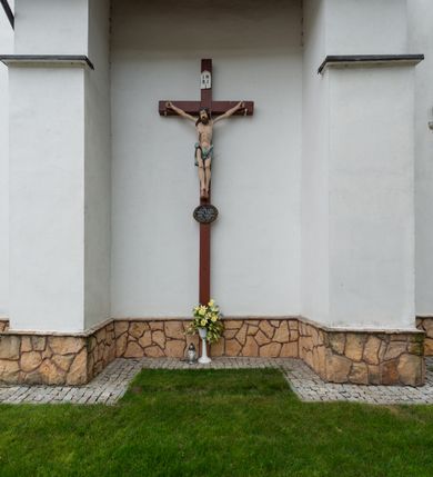 Zdjęcie nr 10: Kościół św. Piotra i św. Pawła jest usytuowany w centrum Łapsz Wyżnych, na południe od głównej drogi z Trybsza do Łapsz Niżnych. Teren przykościelny jest otoczony wysokim kamiennym i częściowo otynkowanym murem, nakrytym gontem od strony wschodniej, zachodniej i północnej oraz nakrytym blachą od strony południowej; daszki jednospadowe, nachylone na zewnątrz. W części zachodniej muru zlokalizowana jest szeroka brama, flankowana dwoma masywnymi filarami, na których ustawione są okrągłe słupy, przykryte stożkowym daszkiem gontowym i zwieńczone krzyżykami. Od wschodu analogiczne wejście z szerszym przejściem, dostępnym schodkami. Trzecie wejście na teren przykościelny prowadzi od północy przez bramę w kształcie arkady zamkniętej łukiem odcinkowym, zwieńczonej trójkątnym nadprożem, na którego szczycie ustawiony jest krzyż i wazony po bokach. Czwarte wejście zlokalizowane w zachodnio-południowym narożniku muru prowadzi przez wysokie schody z balustradą. Od zachodu w ogrodzeniu ulokowany jest budynek salki katechetycznej (dawna kostnica) wchodzącej w mur ścianą frontową. W obrębie placu przykościelnego znajdują się resztki cmentarza w postaci kamiennych i granitowych nagrobków oraz żeliwnych krzyży. 

Kościół jest orientowany, murowany, otynkowany, jednonawowy z czworoboczną wieżą w fasadzie z prezbiterium zamkniętym półkoliście. Dwuprzęsłowe prezbiterium oddziela od nawy ściana arkady tęczowej. Nawa jest szersza, trójprzęsłowa. Wnętrze artykułowane pilastrami wspierającymi sklepienie kolebkowe z lunetami na gurtach, ozdobione stiukowymi, późnobarokowymi ramami. Od południa do prezbiterium przylega zakrystia na planie prostokąta, a do nawy od północny kruchta z portalem z zaakcentowaną datą: „1760”. Na zachodniej ścianie nawy chór muzyczny wsparty jest na trzech półkolistych arkadach. 

Wnętrze oświetlają umieszczone w południowych i północnych ścianach nawy prostokątne, zamknięte półkoliście cztery okna, takie same dwa znajdują się w prezbiterium; w wieży trzy podobne okna umieszczone po jednym z każdej strony, oprócz ściany zachodniej; w apsydzie jedno małe, okrągłe okno. Do kościoła prowadzi główne wejście od strony zachodniej oraz dwa mniejsze od strony północnej przez kruchtę i od strony południowej przez zakrystię.

W zewnętrznej elewacji kościoła widoczny jest niewysoki, kamienny cokół, powyżej kościół jest otynkowany. Prezbiterium, niższe od nawy. Nawa oszkarpowana, nakryta dachem dwuspadowym z wieżą na sygnaturkę na skrzyżowaniu na wschodnim zakończeniu nawy. Do zachodniej fasady kościoła dostawiona jest wysoka założona na planie kwadratu wieża-dzwonnica. W dolnej kondygnacji na osi kościoła znajduje się prostokątne wejście do kruchty, zamknięte półkoliście. Fasada wieży w całości pokryta jest blachą, przechodzącą nad głównym wejściem do kościoła w daszek. Hełm wieży baniasty z latarnią.
