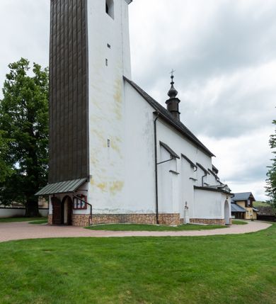 Zdjęcie nr 37: Kościół św. Piotra i św. Pawła jest usytuowany w centrum Łapsz Wyżnych, na południe od głównej drogi z Trybsza do Łapsz Niżnych. Teren przykościelny jest otoczony wysokim kamiennym i częściowo otynkowanym murem, nakrytym gontem od strony wschodniej, zachodniej i północnej oraz nakrytym blachą od strony południowej; daszki jednospadowe, nachylone na zewnątrz. W części zachodniej muru zlokalizowana jest szeroka brama, flankowana dwoma masywnymi filarami, na których ustawione są okrągłe słupy, przykryte stożkowym daszkiem gontowym i zwieńczone krzyżykami. Od wschodu analogiczne wejście z szerszym przejściem, dostępnym schodkami. Trzecie wejście na teren przykościelny prowadzi od północy przez bramę w kształcie arkady zamkniętej łukiem odcinkowym, zwieńczonej trójkątnym nadprożem, na którego szczycie ustawiony jest krzyż i wazony po bokach. Czwarte wejście zlokalizowane w zachodnio-południowym narożniku muru prowadzi przez wysokie schody z balustradą. Od zachodu w ogrodzeniu ulokowany jest budynek salki katechetycznej (dawna kostnica) wchodzącej w mur ścianą frontową. W obrębie placu przykościelnego znajdują się resztki cmentarza w postaci kamiennych i granitowych nagrobków oraz żeliwnych krzyży. 

Kościół jest orientowany, murowany, otynkowany, jednonawowy z czworoboczną wieżą w fasadzie z prezbiterium zamkniętym półkoliście. Dwuprzęsłowe prezbiterium oddziela od nawy ściana arkady tęczowej. Nawa jest szersza, trójprzęsłowa. Wnętrze artykułowane pilastrami wspierającymi sklepienie kolebkowe z lunetami na gurtach, ozdobione stiukowymi, późnobarokowymi ramami. Od południa do prezbiterium przylega zakrystia na planie prostokąta, a do nawy od północny kruchta z portalem z zaakcentowaną datą: „1760”. Na zachodniej ścianie nawy chór muzyczny wsparty jest na trzech półkolistych arkadach. 

Wnętrze oświetlają umieszczone w południowych i północnych ścianach nawy prostokątne, zamknięte półkoliście cztery okna, takie same dwa znajdują się w prezbiterium; w wieży trzy podobne okna umieszczone po jednym z każdej strony, oprócz ściany zachodniej; w apsydzie jedno małe, okrągłe okno. Do kościoła prowadzi główne wejście od strony zachodniej oraz dwa mniejsze od strony północnej przez kruchtę i od strony południowej przez zakrystię.

W zewnętrznej elewacji kościoła widoczny jest niewysoki, kamienny cokół, powyżej kościół jest otynkowany. Prezbiterium, niższe od nawy. Nawa oszkarpowana, nakryta dachem dwuspadowym z wieżą na sygnaturkę na skrzyżowaniu na wschodnim zakończeniu nawy. Do zachodniej fasady kościoła dostawiona jest wysoka założona na planie kwadratu wieża-dzwonnica. W dolnej kondygnacji na osi kościoła znajduje się prostokątne wejście do kruchty, zamknięte półkoliście. Fasada wieży w całości pokryta jest blachą, przechodzącą nad głównym wejściem do kościoła w daszek. Hełm wieży baniasty z latarnią.
