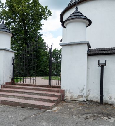 Zdjęcie nr 16: Kościół św. Piotra i św. Pawła jest usytuowany w centrum Łapsz Wyżnych, na południe od głównej drogi z Trybsza do Łapsz Niżnych. Teren przykościelny jest otoczony wysokim kamiennym i częściowo otynkowanym murem, nakrytym gontem od strony wschodniej, zachodniej i północnej oraz nakrytym blachą od strony południowej; daszki jednospadowe, nachylone na zewnątrz. W części zachodniej muru zlokalizowana jest szeroka brama, flankowana dwoma masywnymi filarami, na których ustawione są okrągłe słupy, przykryte stożkowym daszkiem gontowym i zwieńczone krzyżykami. Od wschodu analogiczne wejście z szerszym przejściem, dostępnym schodkami. Trzecie wejście na teren przykościelny prowadzi od północy przez bramę w kształcie arkady zamkniętej łukiem odcinkowym, zwieńczonej trójkątnym nadprożem, na którego szczycie ustawiony jest krzyż i wazony po bokach. Czwarte wejście zlokalizowane w zachodnio-południowym narożniku muru prowadzi przez wysokie schody z balustradą. Od zachodu w ogrodzeniu ulokowany jest budynek salki katechetycznej (dawna kostnica) wchodzącej w mur ścianą frontową. W obrębie placu przykościelnego znajdują się resztki cmentarza w postaci kamiennych i granitowych nagrobków oraz żeliwnych krzyży. 

Kościół jest orientowany, murowany, otynkowany, jednonawowy z czworoboczną wieżą w fasadzie z prezbiterium zamkniętym półkoliście. Dwuprzęsłowe prezbiterium oddziela od nawy ściana arkady tęczowej. Nawa jest szersza, trójprzęsłowa. Wnętrze artykułowane pilastrami wspierającymi sklepienie kolebkowe z lunetami na gurtach, ozdobione stiukowymi, późnobarokowymi ramami. Od południa do prezbiterium przylega zakrystia na planie prostokąta, a do nawy od północny kruchta z portalem z zaakcentowaną datą: „1760”. Na zachodniej ścianie nawy chór muzyczny wsparty jest na trzech półkolistych arkadach. 

Wnętrze oświetlają umieszczone w południowych i północnych ścianach nawy prostokątne, zamknięte półkoliście cztery okna, takie same dwa znajdują się w prezbiterium; w wieży trzy podobne okna umieszczone po jednym z każdej strony, oprócz ściany zachodniej; w apsydzie jedno małe, okrągłe okno. Do kościoła prowadzi główne wejście od strony zachodniej oraz dwa mniejsze od strony północnej przez kruchtę i od strony południowej przez zakrystię.

W zewnętrznej elewacji kościoła widoczny jest niewysoki, kamienny cokół, powyżej kościół jest otynkowany. Prezbiterium, niższe od nawy. Nawa oszkarpowana, nakryta dachem dwuspadowym z wieżą na sygnaturkę na skrzyżowaniu na wschodnim zakończeniu nawy. Do zachodniej fasady kościoła dostawiona jest wysoka założona na planie kwadratu wieża-dzwonnica. W dolnej kondygnacji na osi kościoła znajduje się prostokątne wejście do kruchty, zamknięte półkoliście. Fasada wieży w całości pokryta jest blachą, przechodzącą nad głównym wejściem do kościoła w daszek. Hełm wieży baniasty z latarnią.
