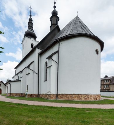 Zdjęcie nr 21: Kościół św. Piotra i św. Pawła jest usytuowany w centrum Łapsz Wyżnych, na południe od głównej drogi z Trybsza do Łapsz Niżnych. Teren przykościelny jest otoczony wysokim kamiennym i częściowo otynkowanym murem, nakrytym gontem od strony wschodniej, zachodniej i północnej oraz nakrytym blachą od strony południowej; daszki jednospadowe, nachylone na zewnątrz. W części zachodniej muru zlokalizowana jest szeroka brama, flankowana dwoma masywnymi filarami, na których ustawione są okrągłe słupy, przykryte stożkowym daszkiem gontowym i zwieńczone krzyżykami. Od wschodu analogiczne wejście z szerszym przejściem, dostępnym schodkami. Trzecie wejście na teren przykościelny prowadzi od północy przez bramę w kształcie arkady zamkniętej łukiem odcinkowym, zwieńczonej trójkątnym nadprożem, na którego szczycie ustawiony jest krzyż i wazony po bokach. Czwarte wejście zlokalizowane w zachodnio-południowym narożniku muru prowadzi przez wysokie schody z balustradą. Od zachodu w ogrodzeniu ulokowany jest budynek salki katechetycznej (dawna kostnica) wchodzącej w mur ścianą frontową. W obrębie placu przykościelnego znajdują się resztki cmentarza w postaci kamiennych i granitowych nagrobków oraz żeliwnych krzyży. 

Kościół jest orientowany, murowany, otynkowany, jednonawowy z czworoboczną wieżą w fasadzie z prezbiterium zamkniętym półkoliście. Dwuprzęsłowe prezbiterium oddziela od nawy ściana arkady tęczowej. Nawa jest szersza, trójprzęsłowa. Wnętrze artykułowane pilastrami wspierającymi sklepienie kolebkowe z lunetami na gurtach, ozdobione stiukowymi, późnobarokowymi ramami. Od południa do prezbiterium przylega zakrystia na planie prostokąta, a do nawy od północny kruchta z portalem z zaakcentowaną datą: „1760”. Na zachodniej ścianie nawy chór muzyczny wsparty jest na trzech półkolistych arkadach. 

Wnętrze oświetlają umieszczone w południowych i północnych ścianach nawy prostokątne, zamknięte półkoliście cztery okna, takie same dwa znajdują się w prezbiterium; w wieży trzy podobne okna umieszczone po jednym z każdej strony, oprócz ściany zachodniej; w apsydzie jedno małe, okrągłe okno. Do kościoła prowadzi główne wejście od strony zachodniej oraz dwa mniejsze od strony północnej przez kruchtę i od strony południowej przez zakrystię.

W zewnętrznej elewacji kościoła widoczny jest niewysoki, kamienny cokół, powyżej kościół jest otynkowany. Prezbiterium, niższe od nawy. Nawa oszkarpowana, nakryta dachem dwuspadowym z wieżą na sygnaturkę na skrzyżowaniu na wschodnim zakończeniu nawy. Do zachodniej fasady kościoła dostawiona jest wysoka założona na planie kwadratu wieża-dzwonnica. W dolnej kondygnacji na osi kościoła znajduje się prostokątne wejście do kruchty, zamknięte półkoliście. Fasada wieży w całości pokryta jest blachą, przechodzącą nad głównym wejściem do kościoła w daszek. Hełm wieży baniasty z latarnią.
