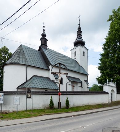 Zdjęcie nr 4: Kościół św. Piotra i św. Pawła jest usytuowany w centrum Łapsz Wyżnych, na południe od głównej drogi z Trybsza do Łapsz Niżnych. Teren przykościelny jest otoczony wysokim kamiennym i częściowo otynkowanym murem, nakrytym gontem od strony wschodniej, zachodniej i północnej oraz nakrytym blachą od strony południowej; daszki jednospadowe, nachylone na zewnątrz. W części zachodniej muru zlokalizowana jest szeroka brama, flankowana dwoma masywnymi filarami, na których ustawione są okrągłe słupy, przykryte stożkowym daszkiem gontowym i zwieńczone krzyżykami. Od wschodu analogiczne wejście z szerszym przejściem, dostępnym schodkami. Trzecie wejście na teren przykościelny prowadzi od północy przez bramę w kształcie arkady zamkniętej łukiem odcinkowym, zwieńczonej trójkątnym nadprożem, na którego szczycie ustawiony jest krzyż i wazony po bokach. Czwarte wejście zlokalizowane w zachodnio-południowym narożniku muru prowadzi przez wysokie schody z balustradą. Od zachodu w ogrodzeniu ulokowany jest budynek salki katechetycznej (dawna kostnica) wchodzącej w mur ścianą frontową. W obrębie placu przykościelnego znajdują się resztki cmentarza w postaci kamiennych i granitowych nagrobków oraz żeliwnych krzyży. 

Kościół jest orientowany, murowany, otynkowany, jednonawowy z czworoboczną wieżą w fasadzie z prezbiterium zamkniętym półkoliście. Dwuprzęsłowe prezbiterium oddziela od nawy ściana arkady tęczowej. Nawa jest szersza, trójprzęsłowa. Wnętrze artykułowane pilastrami wspierającymi sklepienie kolebkowe z lunetami na gurtach, ozdobione stiukowymi, późnobarokowymi ramami. Od południa do prezbiterium przylega zakrystia na planie prostokąta, a do nawy od północny kruchta z portalem z zaakcentowaną datą: „1760”. Na zachodniej ścianie nawy chór muzyczny wsparty jest na trzech półkolistych arkadach. 

Wnętrze oświetlają umieszczone w południowych i północnych ścianach nawy prostokątne, zamknięte półkoliście cztery okna, takie same dwa znajdują się w prezbiterium; w wieży trzy podobne okna umieszczone po jednym z każdej strony, oprócz ściany zachodniej; w apsydzie jedno małe, okrągłe okno. Do kościoła prowadzi główne wejście od strony zachodniej oraz dwa mniejsze od strony północnej przez kruchtę i od strony południowej przez zakrystię.

W zewnętrznej elewacji kościoła widoczny jest niewysoki, kamienny cokół, powyżej kościół jest otynkowany. Prezbiterium, niższe od nawy. Nawa oszkarpowana, nakryta dachem dwuspadowym z wieżą na sygnaturkę na skrzyżowaniu na wschodnim zakończeniu nawy. Do zachodniej fasady kościoła dostawiona jest wysoka założona na planie kwadratu wieża-dzwonnica. W dolnej kondygnacji na osi kościoła znajduje się prostokątne wejście do kruchty, zamknięte półkoliście. Fasada wieży w całości pokryta jest blachą, przechodzącą nad głównym wejściem do kościoła w daszek. Hełm wieży baniasty z latarnią.
