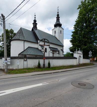 Zdjęcie nr 3: Kościół św. Piotra i św. Pawła jest usytuowany w centrum Łapsz Wyżnych, na południe od głównej drogi z Trybsza do Łapsz Niżnych. Teren przykościelny jest otoczony wysokim kamiennym i częściowo otynkowanym murem, nakrytym gontem od strony wschodniej, zachodniej i północnej oraz nakrytym blachą od strony południowej; daszki jednospadowe, nachylone na zewnątrz. W części zachodniej muru zlokalizowana jest szeroka brama, flankowana dwoma masywnymi filarami, na których ustawione są okrągłe słupy, przykryte stożkowym daszkiem gontowym i zwieńczone krzyżykami. Od wschodu analogiczne wejście z szerszym przejściem, dostępnym schodkami. Trzecie wejście na teren przykościelny prowadzi od północy przez bramę w kształcie arkady zamkniętej łukiem odcinkowym, zwieńczonej trójkątnym nadprożem, na którego szczycie ustawiony jest krzyż i wazony po bokach. Czwarte wejście zlokalizowane w zachodnio-południowym narożniku muru prowadzi przez wysokie schody z balustradą. Od zachodu w ogrodzeniu ulokowany jest budynek salki katechetycznej (dawna kostnica) wchodzącej w mur ścianą frontową. W obrębie placu przykościelnego znajdują się resztki cmentarza w postaci kamiennych i granitowych nagrobków oraz żeliwnych krzyży. 

Kościół jest orientowany, murowany, otynkowany, jednonawowy z czworoboczną wieżą w fasadzie z prezbiterium zamkniętym półkoliście. Dwuprzęsłowe prezbiterium oddziela od nawy ściana arkady tęczowej. Nawa jest szersza, trójprzęsłowa. Wnętrze artykułowane pilastrami wspierającymi sklepienie kolebkowe z lunetami na gurtach, ozdobione stiukowymi, późnobarokowymi ramami. Od południa do prezbiterium przylega zakrystia na planie prostokąta, a do nawy od północny kruchta z portalem z zaakcentowaną datą: „1760”. Na zachodniej ścianie nawy chór muzyczny wsparty jest na trzech półkolistych arkadach. 

Wnętrze oświetlają umieszczone w południowych i północnych ścianach nawy prostokątne, zamknięte półkoliście cztery okna, takie same dwa znajdują się w prezbiterium; w wieży trzy podobne okna umieszczone po jednym z każdej strony, oprócz ściany zachodniej; w apsydzie jedno małe, okrągłe okno. Do kościoła prowadzi główne wejście od strony zachodniej oraz dwa mniejsze od strony północnej przez kruchtę i od strony południowej przez zakrystię.

W zewnętrznej elewacji kościoła widoczny jest niewysoki, kamienny cokół, powyżej kościół jest otynkowany. Prezbiterium, niższe od nawy. Nawa oszkarpowana, nakryta dachem dwuspadowym z wieżą na sygnaturkę na skrzyżowaniu na wschodnim zakończeniu nawy. Do zachodniej fasady kościoła dostawiona jest wysoka założona na planie kwadratu wieża-dzwonnica. W dolnej kondygnacji na osi kościoła znajduje się prostokątne wejście do kruchty, zamknięte półkoliście. Fasada wieży w całości pokryta jest blachą, przechodzącą nad głównym wejściem do kościoła w daszek. Hełm wieży baniasty z latarnią.

