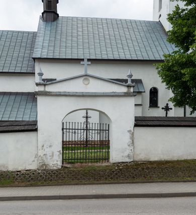 Zdjęcie nr 25: Kościół św. Piotra i św. Pawła jest usytuowany w centrum Łapsz Wyżnych, na południe od głównej drogi z Trybsza do Łapsz Niżnych. Teren przykościelny jest otoczony wysokim kamiennym i częściowo otynkowanym murem, nakrytym gontem od strony wschodniej, zachodniej i północnej oraz nakrytym blachą od strony południowej; daszki jednospadowe, nachylone na zewnątrz. W części zachodniej muru zlokalizowana jest szeroka brama, flankowana dwoma masywnymi filarami, na których ustawione są okrągłe słupy, przykryte stożkowym daszkiem gontowym i zwieńczone krzyżykami. Od wschodu analogiczne wejście z szerszym przejściem, dostępnym schodkami. Trzecie wejście na teren przykościelny prowadzi od północy przez bramę w kształcie arkady zamkniętej łukiem odcinkowym, zwieńczonej trójkątnym nadprożem, na którego szczycie ustawiony jest krzyż i wazony po bokach. Czwarte wejście zlokalizowane w zachodnio-południowym narożniku muru prowadzi przez wysokie schody z balustradą. Od zachodu w ogrodzeniu ulokowany jest budynek salki katechetycznej (dawna kostnica) wchodzącej w mur ścianą frontową. W obrębie placu przykościelnego znajdują się resztki cmentarza w postaci kamiennych i granitowych nagrobków oraz żeliwnych krzyży. 

Kościół jest orientowany, murowany, otynkowany, jednonawowy z czworoboczną wieżą w fasadzie z prezbiterium zamkniętym półkoliście. Dwuprzęsłowe prezbiterium oddziela od nawy ściana arkady tęczowej. Nawa jest szersza, trójprzęsłowa. Wnętrze artykułowane pilastrami wspierającymi sklepienie kolebkowe z lunetami na gurtach, ozdobione stiukowymi, późnobarokowymi ramami. Od południa do prezbiterium przylega zakrystia na planie prostokąta, a do nawy od północny kruchta z portalem z zaakcentowaną datą: „1760”. Na zachodniej ścianie nawy chór muzyczny wsparty jest na trzech półkolistych arkadach. 

Wnętrze oświetlają umieszczone w południowych i północnych ścianach nawy prostokątne, zamknięte półkoliście cztery okna, takie same dwa znajdują się w prezbiterium; w wieży trzy podobne okna umieszczone po jednym z każdej strony, oprócz ściany zachodniej; w apsydzie jedno małe, okrągłe okno. Do kościoła prowadzi główne wejście od strony zachodniej oraz dwa mniejsze od strony północnej przez kruchtę i od strony południowej przez zakrystię.

W zewnętrznej elewacji kościoła widoczny jest niewysoki, kamienny cokół, powyżej kościół jest otynkowany. Prezbiterium, niższe od nawy. Nawa oszkarpowana, nakryta dachem dwuspadowym z wieżą na sygnaturkę na skrzyżowaniu na wschodnim zakończeniu nawy. Do zachodniej fasady kościoła dostawiona jest wysoka założona na planie kwadratu wieża-dzwonnica. W dolnej kondygnacji na osi kościoła znajduje się prostokątne wejście do kruchty, zamknięte półkoliście. Fasada wieży w całości pokryta jest blachą, przechodzącą nad głównym wejściem do kościoła w daszek. Hełm wieży baniasty z latarnią.
