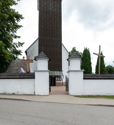 Zdjęcie nr 33: Kościół św. Piotra i św. Pawła jest usytuowany w centrum Łapsz Wyżnych, na południe od głównej drogi z Trybsza do Łapsz Niżnych. Teren przykościelny jest otoczony wysokim kamiennym i częściowo otynkowanym murem, nakrytym gontem od strony wschodniej, zachodniej i północnej oraz nakrytym blachą od strony południowej; daszki jednospadowe, nachylone na zewnątrz. W części zachodniej muru zlokalizowana jest szeroka brama, flankowana dwoma masywnymi filarami, na których ustawione są okrągłe słupy, przykryte stożkowym daszkiem gontowym i zwieńczone krzyżykami. Od wschodu analogiczne wejście z szerszym przejściem, dostępnym schodkami. Trzecie wejście na teren przykościelny prowadzi od północy przez bramę w kształcie arkady zamkniętej łukiem odcinkowym, zwieńczonej trójkątnym nadprożem, na którego szczycie ustawiony jest krzyż i wazony po bokach. Czwarte wejście zlokalizowane w zachodnio-południowym narożniku muru prowadzi przez wysokie schody z balustradą. Od zachodu w ogrodzeniu ulokowany jest budynek salki katechetycznej (dawna kostnica) wchodzącej w mur ścianą frontową. W obrębie placu przykościelnego znajdują się resztki cmentarza w postaci kamiennych i granitowych nagrobków oraz żeliwnych krzyży. 

Kościół jest orientowany, murowany, otynkowany, jednonawowy z czworoboczną wieżą w fasadzie z prezbiterium zamkniętym półkoliście. Dwuprzęsłowe prezbiterium oddziela od nawy ściana arkady tęczowej. Nawa jest szersza, trójprzęsłowa. Wnętrze artykułowane pilastrami wspierającymi sklepienie kolebkowe z lunetami na gurtach, ozdobione stiukowymi, późnobarokowymi ramami. Od południa do prezbiterium przylega zakrystia na planie prostokąta, a do nawy od północny kruchta z portalem z zaakcentowaną datą: „1760”. Na zachodniej ścianie nawy chór muzyczny wsparty jest na trzech półkolistych arkadach. 

Wnętrze oświetlają umieszczone w południowych i północnych ścianach nawy prostokątne, zamknięte półkoliście cztery okna, takie same dwa znajdują się w prezbiterium; w wieży trzy podobne okna umieszczone po jednym z każdej strony, oprócz ściany zachodniej; w apsydzie jedno małe, okrągłe okno. Do kościoła prowadzi główne wejście od strony zachodniej oraz dwa mniejsze od strony północnej przez kruchtę i od strony południowej przez zakrystię.

W zewnętrznej elewacji kościoła widoczny jest niewysoki, kamienny cokół, powyżej kościół jest otynkowany. Prezbiterium, niższe od nawy. Nawa oszkarpowana, nakryta dachem dwuspadowym z wieżą na sygnaturkę na skrzyżowaniu na wschodnim zakończeniu nawy. Do zachodniej fasady kościoła dostawiona jest wysoka założona na planie kwadratu wieża-dzwonnica. W dolnej kondygnacji na osi kościoła znajduje się prostokątne wejście do kruchty, zamknięte półkoliście. Fasada wieży w całości pokryta jest blachą, przechodzącą nad głównym wejściem do kościoła w daszek. Hełm wieży baniasty z latarnią.
