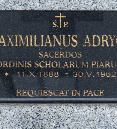 Zdjęcie nr 30: Kościół św. Piotra i św. Pawła jest usytuowany w centrum Łapsz Wyżnych, na południe od głównej drogi z Trybsza do Łapsz Niżnych. Teren przykościelny jest otoczony wysokim kamiennym i częściowo otynkowanym murem, nakrytym gontem od strony wschodniej, zachodniej i północnej oraz nakrytym blachą od strony południowej; daszki jednospadowe, nachylone na zewnątrz. W części zachodniej muru zlokalizowana jest szeroka brama, flankowana dwoma masywnymi filarami, na których ustawione są okrągłe słupy, przykryte stożkowym daszkiem gontowym i zwieńczone krzyżykami. Od wschodu analogiczne wejście z szerszym przejściem, dostępnym schodkami. Trzecie wejście na teren przykościelny prowadzi od północy przez bramę w kształcie arkady zamkniętej łukiem odcinkowym, zwieńczonej trójkątnym nadprożem, na którego szczycie ustawiony jest krzyż i wazony po bokach. Czwarte wejście zlokalizowane w zachodnio-południowym narożniku muru prowadzi przez wysokie schody z balustradą. Od zachodu w ogrodzeniu ulokowany jest budynek salki katechetycznej (dawna kostnica) wchodzącej w mur ścianą frontową. W obrębie placu przykościelnego znajdują się resztki cmentarza w postaci kamiennych i granitowych nagrobków oraz żeliwnych krzyży. 

Kościół jest orientowany, murowany, otynkowany, jednonawowy z czworoboczną wieżą w fasadzie z prezbiterium zamkniętym półkoliście. Dwuprzęsłowe prezbiterium oddziela od nawy ściana arkady tęczowej. Nawa jest szersza, trójprzęsłowa. Wnętrze artykułowane pilastrami wspierającymi sklepienie kolebkowe z lunetami na gurtach, ozdobione stiukowymi, późnobarokowymi ramami. Od południa do prezbiterium przylega zakrystia na planie prostokąta, a do nawy od północny kruchta z portalem z zaakcentowaną datą: „1760”. Na zachodniej ścianie nawy chór muzyczny wsparty jest na trzech półkolistych arkadach. 

Wnętrze oświetlają umieszczone w południowych i północnych ścianach nawy prostokątne, zamknięte półkoliście cztery okna, takie same dwa znajdują się w prezbiterium; w wieży trzy podobne okna umieszczone po jednym z każdej strony, oprócz ściany zachodniej; w apsydzie jedno małe, okrągłe okno. Do kościoła prowadzi główne wejście od strony zachodniej oraz dwa mniejsze od strony północnej przez kruchtę i od strony południowej przez zakrystię.

W zewnętrznej elewacji kościoła widoczny jest niewysoki, kamienny cokół, powyżej kościół jest otynkowany. Prezbiterium, niższe od nawy. Nawa oszkarpowana, nakryta dachem dwuspadowym z wieżą na sygnaturkę na skrzyżowaniu na wschodnim zakończeniu nawy. Do zachodniej fasady kościoła dostawiona jest wysoka założona na planie kwadratu wieża-dzwonnica. W dolnej kondygnacji na osi kościoła znajduje się prostokątne wejście do kruchty, zamknięte półkoliście. Fasada wieży w całości pokryta jest blachą, przechodzącą nad głównym wejściem do kościoła w daszek. Hełm wieży baniasty z latarnią.
