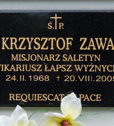 Zdjęcie nr 32: Kościół św. Piotra i św. Pawła jest usytuowany w centrum Łapsz Wyżnych, na południe od głównej drogi z Trybsza do Łapsz Niżnych. Teren przykościelny jest otoczony wysokim kamiennym i częściowo otynkowanym murem, nakrytym gontem od strony wschodniej, zachodniej i północnej oraz nakrytym blachą od strony południowej; daszki jednospadowe, nachylone na zewnątrz. W części zachodniej muru zlokalizowana jest szeroka brama, flankowana dwoma masywnymi filarami, na których ustawione są okrągłe słupy, przykryte stożkowym daszkiem gontowym i zwieńczone krzyżykami. Od wschodu analogiczne wejście z szerszym przejściem, dostępnym schodkami. Trzecie wejście na teren przykościelny prowadzi od północy przez bramę w kształcie arkady zamkniętej łukiem odcinkowym, zwieńczonej trójkątnym nadprożem, na którego szczycie ustawiony jest krzyż i wazony po bokach. Czwarte wejście zlokalizowane w zachodnio-południowym narożniku muru prowadzi przez wysokie schody z balustradą. Od zachodu w ogrodzeniu ulokowany jest budynek salki katechetycznej (dawna kostnica) wchodzącej w mur ścianą frontową. W obrębie placu przykościelnego znajdują się resztki cmentarza w postaci kamiennych i granitowych nagrobków oraz żeliwnych krzyży. 

Kościół jest orientowany, murowany, otynkowany, jednonawowy z czworoboczną wieżą w fasadzie z prezbiterium zamkniętym półkoliście. Dwuprzęsłowe prezbiterium oddziela od nawy ściana arkady tęczowej. Nawa jest szersza, trójprzęsłowa. Wnętrze artykułowane pilastrami wspierającymi sklepienie kolebkowe z lunetami na gurtach, ozdobione stiukowymi, późnobarokowymi ramami. Od południa do prezbiterium przylega zakrystia na planie prostokąta, a do nawy od północny kruchta z portalem z zaakcentowaną datą: „1760”. Na zachodniej ścianie nawy chór muzyczny wsparty jest na trzech półkolistych arkadach. 

Wnętrze oświetlają umieszczone w południowych i północnych ścianach nawy prostokątne, zamknięte półkoliście cztery okna, takie same dwa znajdują się w prezbiterium; w wieży trzy podobne okna umieszczone po jednym z każdej strony, oprócz ściany zachodniej; w apsydzie jedno małe, okrągłe okno. Do kościoła prowadzi główne wejście od strony zachodniej oraz dwa mniejsze od strony północnej przez kruchtę i od strony południowej przez zakrystię.

W zewnętrznej elewacji kościoła widoczny jest niewysoki, kamienny cokół, powyżej kościół jest otynkowany. Prezbiterium, niższe od nawy. Nawa oszkarpowana, nakryta dachem dwuspadowym z wieżą na sygnaturkę na skrzyżowaniu na wschodnim zakończeniu nawy. Do zachodniej fasady kościoła dostawiona jest wysoka założona na planie kwadratu wieża-dzwonnica. W dolnej kondygnacji na osi kościoła znajduje się prostokątne wejście do kruchty, zamknięte półkoliście. Fasada wieży w całości pokryta jest blachą, przechodzącą nad głównym wejściem do kościoła w daszek. Hełm wieży baniasty z latarnią.
