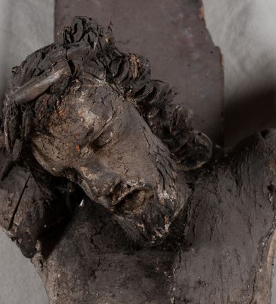 Zdjęcie nr 3: Pełnoplastyczna, ścięta w partii korpusu i bioder, polichromowana figura Chrystusa na prostym krzyżu, przybita trzema gwoździami i dodatkowym drewnianym kołkiem w partii bioder. Sylwetka zmarłego Chrystusa smukła, wychudła z wyraźnie zaznaczoną muskulaturą i układem kostnym klatki piersiowej. Ramiona uniesione wysoko tworzą łuk, nogi są lekko ugięte w kolanach, głowa opada na prawe ramię. Twarz pociągła, oczy zamknięte, nos niewielki, usta lekko otwarte. Na prawe ramię spływa pukiel długich włosów, broda krótka. Perizonium krótkie,  spięte na prawym boku.  Figura zmarłego Chrystusa pokryta polichromią imitującą naturalną karnację, widoczne są ślady męki. Perizonium ciemnobrązowe, włosy i zarost czarne.