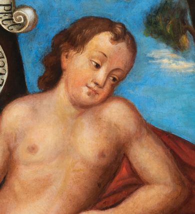 Zdjęcie nr 4: Obraz w kształcie stojącego prostokąta, zamkniętego łukiem nadwieszonym, przedstawiający św. Jana Chrzciciela. W centrum kompozycji ustawiony święty, delikatnie zwrócony i przechylony w lewo, z prawą nogą wysuniętą do przodu, oparty ugiętą w łokciu lewą ręką o skałę, w prawej dłoni trzyma krzyż. Twarz owalna o rysach młodzieńczych, z pulchnymi policzkami, drobnymi ustami, szerokim nosem i wzrokiem skierowanym w bok. Włosy średniej długości, kędzierzawe. Święty ubrany jest w czerwony płaszcz na wysokości bioder, który odsłania nagi tors i nogi, jeden jego koniec święty trzyma w lewej dłoni. Na stopach ma założone sandały. U jego stóp leży baranek. Krzyż długi, opleciony białą banderolą z napisem „ECCE AGNUS DEI QUI TOLLIT PECC[ATA]”. W oddali widać dwa wysokie drzewa i błękitne niebo. Rama drewniana, profilowana i złocona.