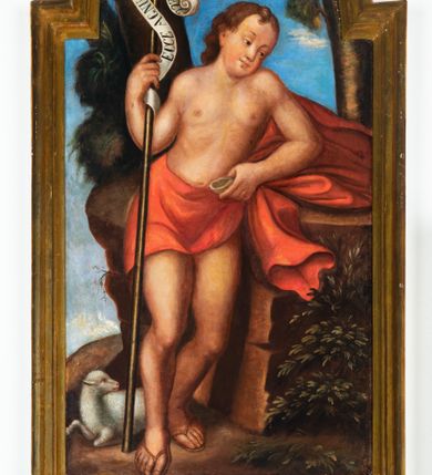 Zdjęcie nr 1: Obraz w kształcie stojącego prostokąta, zamkniętego łukiem nadwieszonym, przedstawiający św. Jana Chrzciciela. W centrum kompozycji ustawiony święty, delikatnie zwrócony i przechylony w lewo, z prawą nogą wysuniętą do przodu, oparty ugiętą w łokciu lewą ręką o skałę, w prawej dłoni trzyma krzyż. Twarz owalna o rysach młodzieńczych, z pulchnymi policzkami, drobnymi ustami, szerokim nosem i wzrokiem skierowanym w bok. Włosy średniej długości, kędzierzawe. Święty ubrany jest w czerwony płaszcz na wysokości bioder, który odsłania nagi tors i nogi, jeden jego koniec święty trzyma w lewej dłoni. Na stopach ma założone sandały. U jego stóp leży baranek. Krzyż długi, opleciony białą banderolą z napisem „ECCE AGNUS DEI QUI TOLLIT PECC[ATA]”. W oddali widać dwa wysokie drzewa i błękitne niebo. Rama drewniana, profilowana i złocona.