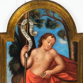 Zdjęcie nr 1: Obraz w kształcie stojącego prostokąta, zamkniętego łukiem nadwieszonym, przedstawiający św. Jana Chrzciciela. W centrum kompozycji ustawiony święty, delikatnie zwrócony i przechylony w lewo, z prawą nogą wysuniętą do przodu, oparty ugiętą w łokciu lewą ręką o skałę, w prawej dłoni trzyma krzyż. Twarz owalna o rysach młodzieńczych, z pulchnymi policzkami, drobnymi ustami, szerokim nosem i wzrokiem skierowanym w bok. Włosy średniej długości, kędzierzawe. Święty ubrany jest w czerwony płaszcz na wysokości bioder, który odsłania nagi tors i nogi, jeden jego koniec święty trzyma w lewej dłoni. Na stopach ma założone sandały. U jego stóp leży baranek. Krzyż długi, opleciony białą banderolą z napisem „ECCE AGNUS DEI QUI TOLLIT PECC[ATA]”. W oddali widać dwa wysokie drzewa i błękitne niebo. Rama drewniana, profilowana i złocona.