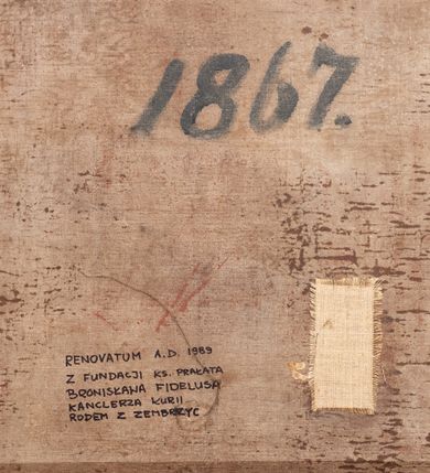 Zdjęcie nr 23: Obraz w kształcie stojącego prostokąta, przedstawia ukrzyżowanego Chrystusa z Matką Boską, św. Janem Ewangelistą i św. Marią Magdaleną. W centrum kompozycji jest ukazany Chrystus, przybity do krzyża trzema gwoździami. Ciało w dużym zwisie o wyraźnie podkreślonej muskulaturze, ręce ułożone na kształt litery „V”, głowa przechylona na prawe ramię i opadła w dół. Twarz szczupła z zamkniętymi oczami, prostym nosem, okolona średniej długości brodą. Włosy długie, opadające falami na plecy i piersi. Na głowie ma założoną zieloną koronę cierniową, a wokół bioder luźno przewiązane, białe perizonium z jednym końcem rozwianym wzdłuż prawego uda. Głowę otacza złoty i kolisty nimb, a nad nią zawieszony jest titulus w formie białej banderoli z napisem „IN/RI”. Na ciele ma zaznaczone ślady męki. Z lewej strony krzyża stoi Matka Boska, zwrócona trzy czwarte w lewo, ze splecionymi dłońmi na wysokości bioder, z głową uniesioną do góry. Twarz szczupła z delikatnie otwartymi ustami, prostym nosem i wzrokiem skierowanym na Chrystusa, po policzkach Marii spływają łzy. Ubrana jest w jasnobrązową, długą suknię oraz ciemnoniebieski płaszcz założony na głowę, na stopach ma sandały. Po prawej stoi św. Jan zwrócony trzy czwarte w prawo, z lewą ręką uniesioną wysoko do góry, prawą ma opuszczoną w dół. Twarz owalna, ukazana z lewego profilu, z dużymi ustami, długim nosem, wzrokiem skierowanym na Chrystusa; po policzkach spływają mu łzy. Święty ma jasnobrązowe włosy, średniej długości, opadające na plecy. Ubrany jest w beżową koszulę, zieloną suknię, przewiązaną czerwonym paskiem i czerwony płaszcz zawiązany z przodu. Po lewej, u stóp krzyża klęczy św. Maria Magdalena zwrócona trzy czwarte w lewo z prawą dłonią opuszczoną w dół, a lewą przyciska do piersi. Twarz owalna z wyraźnie zaznaczonym podbródkiem, dużymi ustami i prostym nosem. Ma długie włosy, opadające na plecy i z lewej strony na piersi. Ubrana jest w szarą suknię oraz żółty płaszcz. W tle widoczne jest ciemne, pochmurne niebo. W prawym dolnym narożu znajduje się napis „Pamiątka Braci Kawalerów / Zfondowana w r(oku) 1867. / malował Szczepan Sitarski”, a na odwrociu „RENOVATUM A(NNO) D(OMINI) 1989 / Z FUNDACJI KS(IĘDZA) PRAŁATA / BRONISŁAWA FIDELUSA / KANCLERZA KURII / RODEM Z ZEMBRZYC” oraz „1867”. Obraz ujęty jest drewnianą, profilowaną ramą.