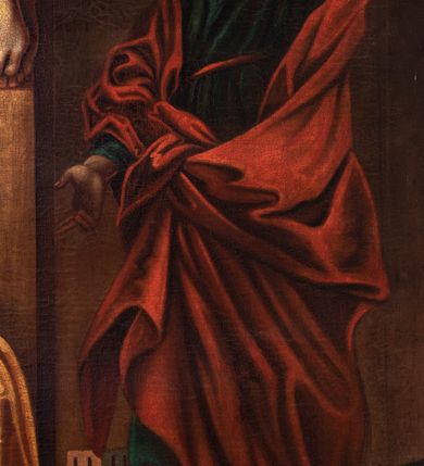 Zdjęcie nr 18: Obraz w kształcie stojącego prostokąta, przedstawia ukrzyżowanego Chrystusa z Matką Boską, św. Janem Ewangelistą i św. Marią Magdaleną. W centrum kompozycji jest ukazany Chrystus, przybity do krzyża trzema gwoździami. Ciało w dużym zwisie o wyraźnie podkreślonej muskulaturze, ręce ułożone na kształt litery „V”, głowa przechylona na prawe ramię i opadła w dół. Twarz szczupła z zamkniętymi oczami, prostym nosem, okolona średniej długości brodą. Włosy długie, opadające falami na plecy i piersi. Na głowie ma założoną zieloną koronę cierniową, a wokół bioder luźno przewiązane, białe perizonium z jednym końcem rozwianym wzdłuż prawego uda. Głowę otacza złoty i kolisty nimb, a nad nią zawieszony jest titulus w formie białej banderoli z napisem „IN/RI”. Na ciele ma zaznaczone ślady męki. Z lewej strony krzyża stoi Matka Boska, zwrócona trzy czwarte w lewo, ze splecionymi dłońmi na wysokości bioder, z głową uniesioną do góry. Twarz szczupła z delikatnie otwartymi ustami, prostym nosem i wzrokiem skierowanym na Chrystusa, po policzkach Marii spływają łzy. Ubrana jest w jasnobrązową, długą suknię oraz ciemnoniebieski płaszcz założony na głowę, na stopach ma sandały. Po prawej stoi św. Jan zwrócony trzy czwarte w prawo, z lewą ręką uniesioną wysoko do góry, prawą ma opuszczoną w dół. Twarz owalna, ukazana z lewego profilu, z dużymi ustami, długim nosem, wzrokiem skierowanym na Chrystusa; po policzkach spływają mu łzy. Święty ma jasnobrązowe włosy, średniej długości, opadające na plecy. Ubrany jest w beżową koszulę, zieloną suknię, przewiązaną czerwonym paskiem i czerwony płaszcz zawiązany z przodu. Po lewej, u stóp krzyża klęczy św. Maria Magdalena zwrócona trzy czwarte w lewo z prawą dłonią opuszczoną w dół, a lewą przyciska do piersi. Twarz owalna z wyraźnie zaznaczonym podbródkiem, dużymi ustami i prostym nosem. Ma długie włosy, opadające na plecy i z lewej strony na piersi. Ubrana jest w szarą suknię oraz żółty płaszcz. W tle widoczne jest ciemne, pochmurne niebo. W prawym dolnym narożu znajduje się napis „Pamiątka Braci Kawalerów / Zfondowana w r(oku) 1867. / malował Szczepan Sitarski”, a na odwrociu „RENOVATUM A(NNO) D(OMINI) 1989 / Z FUNDACJI KS(IĘDZA) PRAŁATA / BRONISŁAWA FIDELUSA / KANCLERZA KURII / RODEM Z ZEMBRZYC” oraz „1867”. Obraz ujęty jest drewnianą, profilowaną ramą.