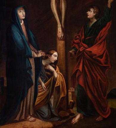 Zdjęcie nr 6: Obraz w kształcie stojącego prostokąta, przedstawia ukrzyżowanego Chrystusa z Matką Boską, św. Janem Ewangelistą i św. Marią Magdaleną. W centrum kompozycji jest ukazany Chrystus, przybity do krzyża trzema gwoździami. Ciało w dużym zwisie o wyraźnie podkreślonej muskulaturze, ręce ułożone na kształt litery „V”, głowa przechylona na prawe ramię i opadła w dół. Twarz szczupła z zamkniętymi oczami, prostym nosem, okolona średniej długości brodą. Włosy długie, opadające falami na plecy i piersi. Na głowie ma założoną zieloną koronę cierniową, a wokół bioder luźno przewiązane, białe perizonium z jednym końcem rozwianym wzdłuż prawego uda. Głowę otacza złoty i kolisty nimb, a nad nią zawieszony jest titulus w formie białej banderoli z napisem „IN/RI”. Na ciele ma zaznaczone ślady męki. Z lewej strony krzyża stoi Matka Boska, zwrócona trzy czwarte w lewo, ze splecionymi dłońmi na wysokości bioder, z głową uniesioną do góry. Twarz szczupła z delikatnie otwartymi ustami, prostym nosem i wzrokiem skierowanym na Chrystusa, po policzkach Marii spływają łzy. Ubrana jest w jasnobrązową, długą suknię oraz ciemnoniebieski płaszcz założony na głowę, na stopach ma sandały. Po prawej stoi św. Jan zwrócony trzy czwarte w prawo, z lewą ręką uniesioną wysoko do góry, prawą ma opuszczoną w dół. Twarz owalna, ukazana z lewego profilu, z dużymi ustami, długim nosem, wzrokiem skierowanym na Chrystusa; po policzkach spływają mu łzy. Święty ma jasnobrązowe włosy, średniej długości, opadające na plecy. Ubrany jest w beżową koszulę, zieloną suknię, przewiązaną czerwonym paskiem i czerwony płaszcz zawiązany z przodu. Po lewej, u stóp krzyża klęczy św. Maria Magdalena zwrócona trzy czwarte w lewo z prawą dłonią opuszczoną w dół, a lewą przyciska do piersi. Twarz owalna z wyraźnie zaznaczonym podbródkiem, dużymi ustami i prostym nosem. Ma długie włosy, opadające na plecy i z lewej strony na piersi. Ubrana jest w szarą suknię oraz żółty płaszcz. W tle widoczne jest ciemne, pochmurne niebo. W prawym dolnym narożu znajduje się napis „Pamiątka Braci Kawalerów / Zfondowana w r(oku) 1867. / malował Szczepan Sitarski”, a na odwrociu „RENOVATUM A(NNO) D(OMINI) 1989 / Z FUNDACJI KS(IĘDZA) PRAŁATA / BRONISŁAWA FIDELUSA / KANCLERZA KURII / RODEM Z ZEMBRZYC” oraz „1867”. Obraz ujęty jest drewnianą, profilowaną ramą.