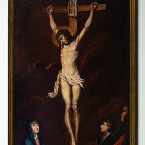 Zdjęcie nr 1: Obraz w kształcie stojącego prostokąta, przedstawia ukrzyżowanego Chrystusa z Matką Boską, św. Janem Ewangelistą i św. Marią Magdaleną. W centrum kompozycji jest ukazany Chrystus, przybity do krzyża trzema gwoździami. Ciało w dużym zwisie o wyraźnie podkreślonej muskulaturze, ręce ułożone na kształt litery „V”, głowa przechylona na prawe ramię i opadła w dół. Twarz szczupła z zamkniętymi oczami, prostym nosem, okolona średniej długości brodą. Włosy długie, opadające falami na plecy i piersi. Na głowie ma założoną zieloną koronę cierniową, a wokół bioder luźno przewiązane, białe perizonium z jednym końcem rozwianym wzdłuż prawego uda. Głowę otacza złoty i kolisty nimb, a nad nią zawieszony jest titulus w formie białej banderoli z napisem „IN/RI”. Na ciele ma zaznaczone ślady męki. Z lewej strony krzyża stoi Matka Boska, zwrócona trzy czwarte w lewo, ze splecionymi dłońmi na wysokości bioder, z głową uniesioną do góry. Twarz szczupła z delikatnie otwartymi ustami, prostym nosem i wzrokiem skierowanym na Chrystusa, po policzkach Marii spływają łzy. Ubrana jest w jasnobrązową, długą suknię oraz ciemnoniebieski płaszcz założony na głowę, na stopach ma sandały. Po prawej stoi św. Jan zwrócony trzy czwarte w prawo, z lewą ręką uniesioną wysoko do góry, prawą ma opuszczoną w dół. Twarz owalna, ukazana z lewego profilu, z dużymi ustami, długim nosem, wzrokiem skierowanym na Chrystusa; po policzkach spływają mu łzy. Święty ma jasnobrązowe włosy, średniej długości, opadające na plecy. Ubrany jest w beżową koszulę, zieloną suknię, przewiązaną czerwonym paskiem i czerwony płaszcz zawiązany z przodu. Po lewej, u stóp krzyża klęczy św. Maria Magdalena zwrócona trzy czwarte w lewo z prawą dłonią opuszczoną w dół, a lewą przyciska do piersi. Twarz owalna z wyraźnie zaznaczonym podbródkiem, dużymi ustami i prostym nosem. Ma długie włosy, opadające na plecy i z lewej strony na piersi. Ubrana jest w szarą suknię oraz żółty płaszcz. W tle widoczne jest ciemne, pochmurne niebo. W prawym dolnym narożu znajduje się napis „Pamiątka Braci Kawalerów / Zfondowana w r(oku) 1867. / malował Szczepan Sitarski”, a na odwrociu „RENOVATUM A(NNO) D(OMINI) 1989 / Z FUNDACJI KS(IĘDZA) PRAŁATA / BRONISŁAWA FIDELUSA / KANCLERZA KURII / RODEM Z ZEMBRZYC” oraz „1867”. Obraz ujęty jest drewnianą, profilowaną ramą.