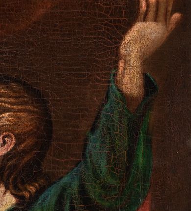 Zdjęcie nr 16: Obraz w kształcie stojącego prostokąta, przedstawia ukrzyżowanego Chrystusa z Matką Boską, św. Janem Ewangelistą i św. Marią Magdaleną. W centrum kompozycji jest ukazany Chrystus, przybity do krzyża trzema gwoździami. Ciało w dużym zwisie o wyraźnie podkreślonej muskulaturze, ręce ułożone na kształt litery „V”, głowa przechylona na prawe ramię i opadła w dół. Twarz szczupła z zamkniętymi oczami, prostym nosem, okolona średniej długości brodą. Włosy długie, opadające falami na plecy i piersi. Na głowie ma założoną zieloną koronę cierniową, a wokół bioder luźno przewiązane, białe perizonium z jednym końcem rozwianym wzdłuż prawego uda. Głowę otacza złoty i kolisty nimb, a nad nią zawieszony jest titulus w formie białej banderoli z napisem „IN/RI”. Na ciele ma zaznaczone ślady męki. Z lewej strony krzyża stoi Matka Boska, zwrócona trzy czwarte w lewo, ze splecionymi dłońmi na wysokości bioder, z głową uniesioną do góry. Twarz szczupła z delikatnie otwartymi ustami, prostym nosem i wzrokiem skierowanym na Chrystusa, po policzkach Marii spływają łzy. Ubrana jest w jasnobrązową, długą suknię oraz ciemnoniebieski płaszcz założony na głowę, na stopach ma sandały. Po prawej stoi św. Jan zwrócony trzy czwarte w prawo, z lewą ręką uniesioną wysoko do góry, prawą ma opuszczoną w dół. Twarz owalna, ukazana z lewego profilu, z dużymi ustami, długim nosem, wzrokiem skierowanym na Chrystusa; po policzkach spływają mu łzy. Święty ma jasnobrązowe włosy, średniej długości, opadające na plecy. Ubrany jest w beżową koszulę, zieloną suknię, przewiązaną czerwonym paskiem i czerwony płaszcz zawiązany z przodu. Po lewej, u stóp krzyża klęczy św. Maria Magdalena zwrócona trzy czwarte w lewo z prawą dłonią opuszczoną w dół, a lewą przyciska do piersi. Twarz owalna z wyraźnie zaznaczonym podbródkiem, dużymi ustami i prostym nosem. Ma długie włosy, opadające na plecy i z lewej strony na piersi. Ubrana jest w szarą suknię oraz żółty płaszcz. W tle widoczne jest ciemne, pochmurne niebo. W prawym dolnym narożu znajduje się napis „Pamiątka Braci Kawalerów / Zfondowana w r(oku) 1867. / malował Szczepan Sitarski”, a na odwrociu „RENOVATUM A(NNO) D(OMINI) 1989 / Z FUNDACJI KS(IĘDZA) PRAŁATA / BRONISŁAWA FIDELUSA / KANCLERZA KURII / RODEM Z ZEMBRZYC” oraz „1867”. Obraz ujęty jest drewnianą, profilowaną ramą.