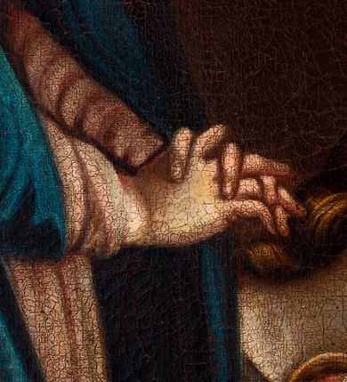 Zdjęcie nr 9: Obraz w kształcie stojącego prostokąta, przedstawia ukrzyżowanego Chrystusa z Matką Boską, św. Janem Ewangelistą i św. Marią Magdaleną. W centrum kompozycji jest ukazany Chrystus, przybity do krzyża trzema gwoździami. Ciało w dużym zwisie o wyraźnie podkreślonej muskulaturze, ręce ułożone na kształt litery „V”, głowa przechylona na prawe ramię i opadła w dół. Twarz szczupła z zamkniętymi oczami, prostym nosem, okolona średniej długości brodą. Włosy długie, opadające falami na plecy i piersi. Na głowie ma założoną zieloną koronę cierniową, a wokół bioder luźno przewiązane, białe perizonium z jednym końcem rozwianym wzdłuż prawego uda. Głowę otacza złoty i kolisty nimb, a nad nią zawieszony jest titulus w formie białej banderoli z napisem „IN/RI”. Na ciele ma zaznaczone ślady męki. Z lewej strony krzyża stoi Matka Boska, zwrócona trzy czwarte w lewo, ze splecionymi dłońmi na wysokości bioder, z głową uniesioną do góry. Twarz szczupła z delikatnie otwartymi ustami, prostym nosem i wzrokiem skierowanym na Chrystusa, po policzkach Marii spływają łzy. Ubrana jest w jasnobrązową, długą suknię oraz ciemnoniebieski płaszcz założony na głowę, na stopach ma sandały. Po prawej stoi św. Jan zwrócony trzy czwarte w prawo, z lewą ręką uniesioną wysoko do góry, prawą ma opuszczoną w dół. Twarz owalna, ukazana z lewego profilu, z dużymi ustami, długim nosem, wzrokiem skierowanym na Chrystusa; po policzkach spływają mu łzy. Święty ma jasnobrązowe włosy, średniej długości, opadające na plecy. Ubrany jest w beżową koszulę, zieloną suknię, przewiązaną czerwonym paskiem i czerwony płaszcz zawiązany z przodu. Po lewej, u stóp krzyża klęczy św. Maria Magdalena zwrócona trzy czwarte w lewo z prawą dłonią opuszczoną w dół, a lewą przyciska do piersi. Twarz owalna z wyraźnie zaznaczonym podbródkiem, dużymi ustami i prostym nosem. Ma długie włosy, opadające na plecy i z lewej strony na piersi. Ubrana jest w szarą suknię oraz żółty płaszcz. W tle widoczne jest ciemne, pochmurne niebo. W prawym dolnym narożu znajduje się napis „Pamiątka Braci Kawalerów / Zfondowana w r(oku) 1867. / malował Szczepan Sitarski”, a na odwrociu „RENOVATUM A(NNO) D(OMINI) 1989 / Z FUNDACJI KS(IĘDZA) PRAŁATA / BRONISŁAWA FIDELUSA / KANCLERZA KURII / RODEM Z ZEMBRZYC” oraz „1867”. Obraz ujęty jest drewnianą, profilowaną ramą.