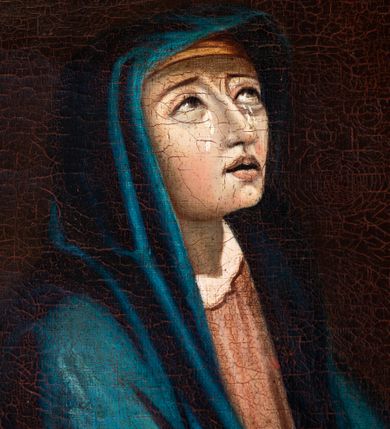 Zdjęcie nr 8: Obraz w kształcie stojącego prostokąta, przedstawia ukrzyżowanego Chrystusa z Matką Boską, św. Janem Ewangelistą i św. Marią Magdaleną. W centrum kompozycji jest ukazany Chrystus, przybity do krzyża trzema gwoździami. Ciało w dużym zwisie o wyraźnie podkreślonej muskulaturze, ręce ułożone na kształt litery „V”, głowa przechylona na prawe ramię i opadła w dół. Twarz szczupła z zamkniętymi oczami, prostym nosem, okolona średniej długości brodą. Włosy długie, opadające falami na plecy i piersi. Na głowie ma założoną zieloną koronę cierniową, a wokół bioder luźno przewiązane, białe perizonium z jednym końcem rozwianym wzdłuż prawego uda. Głowę otacza złoty i kolisty nimb, a nad nią zawieszony jest titulus w formie białej banderoli z napisem „IN/RI”. Na ciele ma zaznaczone ślady męki. Z lewej strony krzyża stoi Matka Boska, zwrócona trzy czwarte w lewo, ze splecionymi dłońmi na wysokości bioder, z głową uniesioną do góry. Twarz szczupła z delikatnie otwartymi ustami, prostym nosem i wzrokiem skierowanym na Chrystusa, po policzkach Marii spływają łzy. Ubrana jest w jasnobrązową, długą suknię oraz ciemnoniebieski płaszcz założony na głowę, na stopach ma sandały. Po prawej stoi św. Jan zwrócony trzy czwarte w prawo, z lewą ręką uniesioną wysoko do góry, prawą ma opuszczoną w dół. Twarz owalna, ukazana z lewego profilu, z dużymi ustami, długim nosem, wzrokiem skierowanym na Chrystusa; po policzkach spływają mu łzy. Święty ma jasnobrązowe włosy, średniej długości, opadające na plecy. Ubrany jest w beżową koszulę, zieloną suknię, przewiązaną czerwonym paskiem i czerwony płaszcz zawiązany z przodu. Po lewej, u stóp krzyża klęczy św. Maria Magdalena zwrócona trzy czwarte w lewo z prawą dłonią opuszczoną w dół, a lewą przyciska do piersi. Twarz owalna z wyraźnie zaznaczonym podbródkiem, dużymi ustami i prostym nosem. Ma długie włosy, opadające na plecy i z lewej strony na piersi. Ubrana jest w szarą suknię oraz żółty płaszcz. W tle widoczne jest ciemne, pochmurne niebo. W prawym dolnym narożu znajduje się napis „Pamiątka Braci Kawalerów / Zfondowana w r(oku) 1867. / malował Szczepan Sitarski”, a na odwrociu „RENOVATUM A(NNO) D(OMINI) 1989 / Z FUNDACJI KS(IĘDZA) PRAŁATA / BRONISŁAWA FIDELUSA / KANCLERZA KURII / RODEM Z ZEMBRZYC” oraz „1867”. Obraz ujęty jest drewnianą, profilowaną ramą.