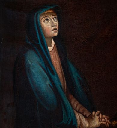 Zdjęcie nr 7: Obraz w kształcie stojącego prostokąta, przedstawia ukrzyżowanego Chrystusa z Matką Boską, św. Janem Ewangelistą i św. Marią Magdaleną. W centrum kompozycji jest ukazany Chrystus, przybity do krzyża trzema gwoździami. Ciało w dużym zwisie o wyraźnie podkreślonej muskulaturze, ręce ułożone na kształt litery „V”, głowa przechylona na prawe ramię i opadła w dół. Twarz szczupła z zamkniętymi oczami, prostym nosem, okolona średniej długości brodą. Włosy długie, opadające falami na plecy i piersi. Na głowie ma założoną zieloną koronę cierniową, a wokół bioder luźno przewiązane, białe perizonium z jednym końcem rozwianym wzdłuż prawego uda. Głowę otacza złoty i kolisty nimb, a nad nią zawieszony jest titulus w formie białej banderoli z napisem „IN/RI”. Na ciele ma zaznaczone ślady męki. Z lewej strony krzyża stoi Matka Boska, zwrócona trzy czwarte w lewo, ze splecionymi dłońmi na wysokości bioder, z głową uniesioną do góry. Twarz szczupła z delikatnie otwartymi ustami, prostym nosem i wzrokiem skierowanym na Chrystusa, po policzkach Marii spływają łzy. Ubrana jest w jasnobrązową, długą suknię oraz ciemnoniebieski płaszcz założony na głowę, na stopach ma sandały. Po prawej stoi św. Jan zwrócony trzy czwarte w prawo, z lewą ręką uniesioną wysoko do góry, prawą ma opuszczoną w dół. Twarz owalna, ukazana z lewego profilu, z dużymi ustami, długim nosem, wzrokiem skierowanym na Chrystusa; po policzkach spływają mu łzy. Święty ma jasnobrązowe włosy, średniej długości, opadające na plecy. Ubrany jest w beżową koszulę, zieloną suknię, przewiązaną czerwonym paskiem i czerwony płaszcz zawiązany z przodu. Po lewej, u stóp krzyża klęczy św. Maria Magdalena zwrócona trzy czwarte w lewo z prawą dłonią opuszczoną w dół, a lewą przyciska do piersi. Twarz owalna z wyraźnie zaznaczonym podbródkiem, dużymi ustami i prostym nosem. Ma długie włosy, opadające na plecy i z lewej strony na piersi. Ubrana jest w szarą suknię oraz żółty płaszcz. W tle widoczne jest ciemne, pochmurne niebo. W prawym dolnym narożu znajduje się napis „Pamiątka Braci Kawalerów / Zfondowana w r(oku) 1867. / malował Szczepan Sitarski”, a na odwrociu „RENOVATUM A(NNO) D(OMINI) 1989 / Z FUNDACJI KS(IĘDZA) PRAŁATA / BRONISŁAWA FIDELUSA / KANCLERZA KURII / RODEM Z ZEMBRZYC” oraz „1867”. Obraz ujęty jest drewnianą, profilowaną ramą.