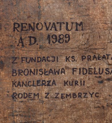 Zdjęcie nr 18: Obraz w kształcie stojącego prostokąta, przedstawiający ukrzyżowanego Chrystusa. W centrum kompozycji jest ukazany Zbawiciel, przybity do krzyża trzema gwoździami. Ciało w dużym zwisie o wyraźnie podkreślonej muskulaturze, esowato wygięte, ręce ułożone na kształt litery „V”, głowa przechylona delikatnie na prawe ramię. Twarz podłużna z  długim nosem, delikatnie rozchylonymi ustami, okolona średniej długości brodą. Włosy długie, opadające falami na piersi. Na głowie ma założoną koronę cierniową, a wokół niej biały nimb. Biodra opasa luźno przewiązane, białe perizonium z jednym końcem rozwianym wzdłuż lewego uda. Nad głową zawieszony jest titulus w formie białej banderoli z napisem w języku hebrajskim, greckim i łacińskim „IESVS NASA/RENVS REX / IVDAEORVM”. Chrystus ma zaznaczone na ciele liczne ślady męki i spływające obficie strużki krwi. U dołu obrazu widoczny jest pejzaż miejski, a po prawej stronie wysokie wzniesienie z przekrzywionym, niewielkim drzewem. Tło obrazu jest ciemne i pochmurne z księżycem po lewej stronie i słońcem po prawej, wyłaniającymi się z ciemnych obłoków. Na dole krzyża umieszczony jest napis: „Reno[vatum] A(nno) D(omini) 1812”, a na odwrociu „RENOVATUM / A(NNO) D(OMINI) 1989 / Z FUNDACJI KS(IĘDZA) PRAŁATA / BRONISŁAWA FIDELUSA / KANCLERZA KURII / RODEM Z ZEMBRZYC”. Obraz ujęty jest w drewnianą, profilowaną i złoconą ramę.

