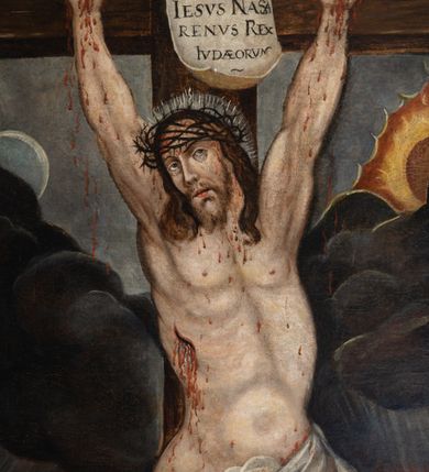 Zdjęcie nr 3: Obraz w kształcie stojącego prostokąta, przedstawiający ukrzyżowanego Chrystusa. W centrum kompozycji jest ukazany Zbawiciel, przybity do krzyża trzema gwoździami. Ciało w dużym zwisie o wyraźnie podkreślonej muskulaturze, esowato wygięte, ręce ułożone na kształt litery „V”, głowa przechylona delikatnie na prawe ramię. Twarz podłużna z  długim nosem, delikatnie rozchylonymi ustami, okolona średniej długości brodą. Włosy długie, opadające falami na piersi. Na głowie ma założoną koronę cierniową, a wokół niej biały nimb. Biodra opasa luźno przewiązane, białe perizonium z jednym końcem rozwianym wzdłuż lewego uda. Nad głową zawieszony jest titulus w formie białej banderoli z napisem w języku hebrajskim, greckim i łacińskim „IESVS NASA/RENVS REX / IVDAEORVM”. Chrystus ma zaznaczone na ciele liczne ślady męki i spływające obficie strużki krwi. U dołu obrazu widoczny jest pejzaż miejski, a po prawej stronie wysokie wzniesienie z przekrzywionym, niewielkim drzewem. Tło obrazu jest ciemne i pochmurne z księżycem po lewej stronie i słońcem po prawej, wyłaniającymi się z ciemnych obłoków. Na dole krzyża umieszczony jest napis: „Reno[vatum] A(nno) D(omini) 1812”, a na odwrociu „RENOVATUM / A(NNO) D(OMINI) 1989 / Z FUNDACJI KS(IĘDZA) PRAŁATA / BRONISŁAWA FIDELUSA / KANCLERZA KURII / RODEM Z ZEMBRZYC”. Obraz ujęty jest w drewnianą, profilowaną i złoconą ramę.

