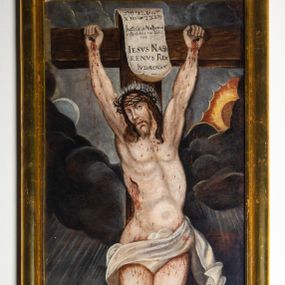 Zdjęcie nr 1: Obraz w kształcie stojącego prostokąta, przedstawiający ukrzyżowanego Chrystusa. W centrum kompozycji jest ukazany Zbawiciel, przybity do krzyża trzema gwoździami. Ciało w dużym zwisie o wyraźnie podkreślonej muskulaturze, esowato wygięte, ręce ułożone na kształt litery „V”, głowa przechylona delikatnie na prawe ramię. Twarz podłużna z  długim nosem, delikatnie rozchylonymi ustami, okolona średniej długości brodą. Włosy długie, opadające falami na piersi. Na głowie ma założoną koronę cierniową, a wokół niej biały nimb. Biodra opasa luźno przewiązane, białe perizonium z jednym końcem rozwianym wzdłuż lewego uda. Nad głową zawieszony jest titulus w formie białej banderoli z napisem w języku hebrajskim, greckim i łacińskim „IESVS NASA/RENVS REX / IVDAEORVM”. Chrystus ma zaznaczone na ciele liczne ślady męki i spływające obficie strużki krwi. U dołu obrazu widoczny jest pejzaż miejski, a po prawej stronie wysokie wzniesienie z przekrzywionym, niewielkim drzewem. Tło obrazu jest ciemne i pochmurne z księżycem po lewej stronie i słońcem po prawej, wyłaniającymi się z ciemnych obłoków. Na dole krzyża umieszczony jest napis: „Reno[vatum] A(nno) D(omini) 1812”, a na odwrociu „RENOVATUM / A(NNO) D(OMINI) 1989 / Z FUNDACJI KS(IĘDZA) PRAŁATA / BRONISŁAWA FIDELUSA / KANCLERZA KURII / RODEM Z ZEMBRZYC”. Obraz ujęty jest w drewnianą, profilowaną i złoconą ramę.

