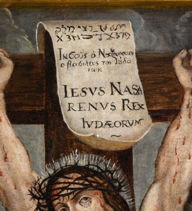 Zdjęcie nr 7: Obraz w kształcie stojącego prostokąta, przedstawiający ukrzyżowanego Chrystusa. W centrum kompozycji jest ukazany Zbawiciel, przybity do krzyża trzema gwoździami. Ciało w dużym zwisie o wyraźnie podkreślonej muskulaturze, esowato wygięte, ręce ułożone na kształt litery „V”, głowa przechylona delikatnie na prawe ramię. Twarz podłużna z  długim nosem, delikatnie rozchylonymi ustami, okolona średniej długości brodą. Włosy długie, opadające falami na piersi. Na głowie ma założoną koronę cierniową, a wokół niej biały nimb. Biodra opasa luźno przewiązane, białe perizonium z jednym końcem rozwianym wzdłuż lewego uda. Nad głową zawieszony jest titulus w formie białej banderoli z napisem w języku hebrajskim, greckim i łacińskim „IESVS NASA/RENVS REX / IVDAEORVM”. Chrystus ma zaznaczone na ciele liczne ślady męki i spływające obficie strużki krwi. U dołu obrazu widoczny jest pejzaż miejski, a po prawej stronie wysokie wzniesienie z przekrzywionym, niewielkim drzewem. Tło obrazu jest ciemne i pochmurne z księżycem po lewej stronie i słońcem po prawej, wyłaniającymi się z ciemnych obłoków. Na dole krzyża umieszczony jest napis: „Reno[vatum] A(nno) D(omini) 1812”, a na odwrociu „RENOVATUM / A(NNO) D(OMINI) 1989 / Z FUNDACJI KS(IĘDZA) PRAŁATA / BRONISŁAWA FIDELUSA / KANCLERZA KURII / RODEM Z ZEMBRZYC”. Obraz ujęty jest w drewnianą, profilowaną i złoconą ramę.

